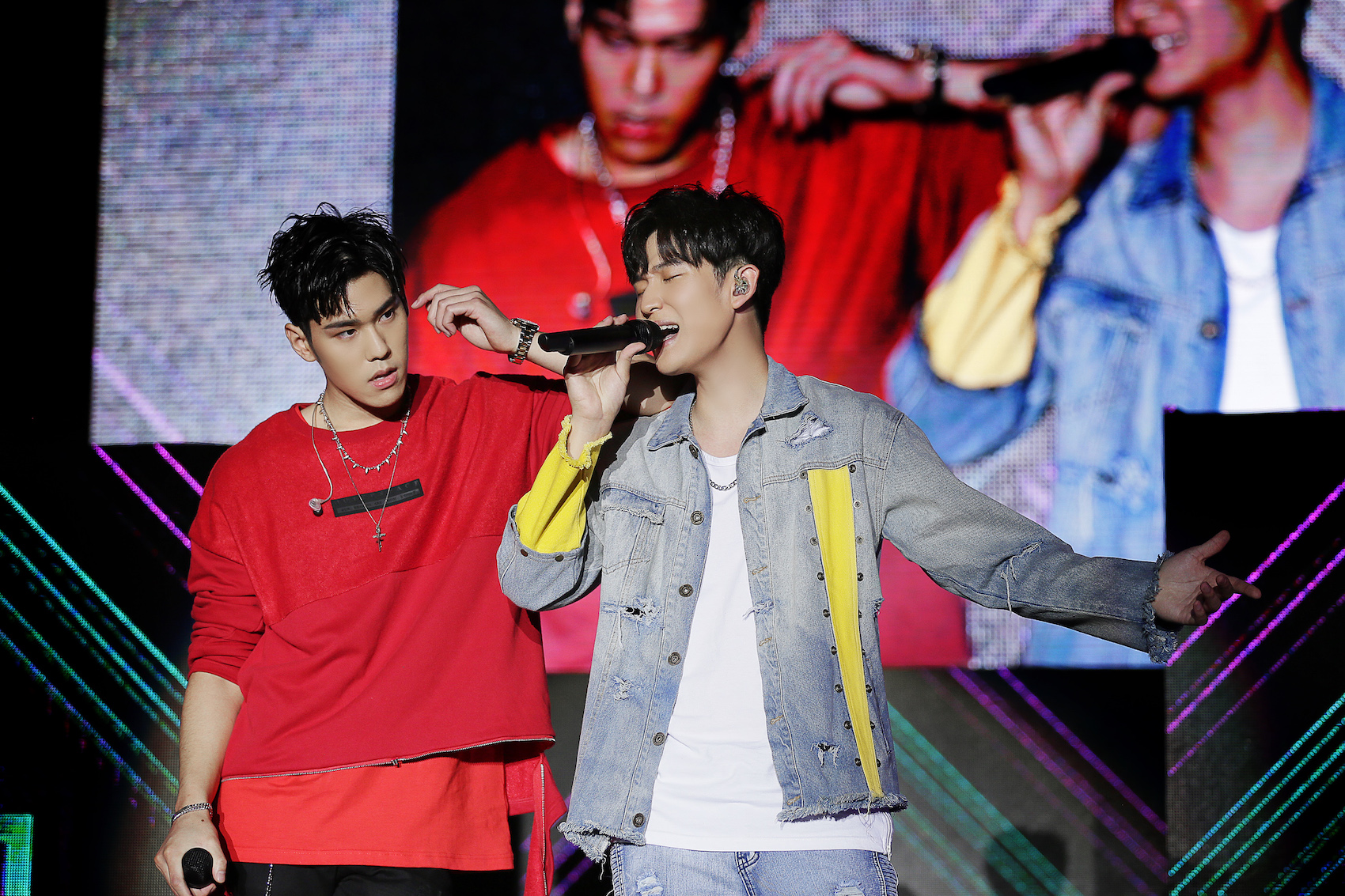 周興哲（右）在新加坡的「22 PLUS」2018亞洲巡演，找來哥哥周予天擔任嘉賓，兄弟難得同台演出。（索尼音樂）