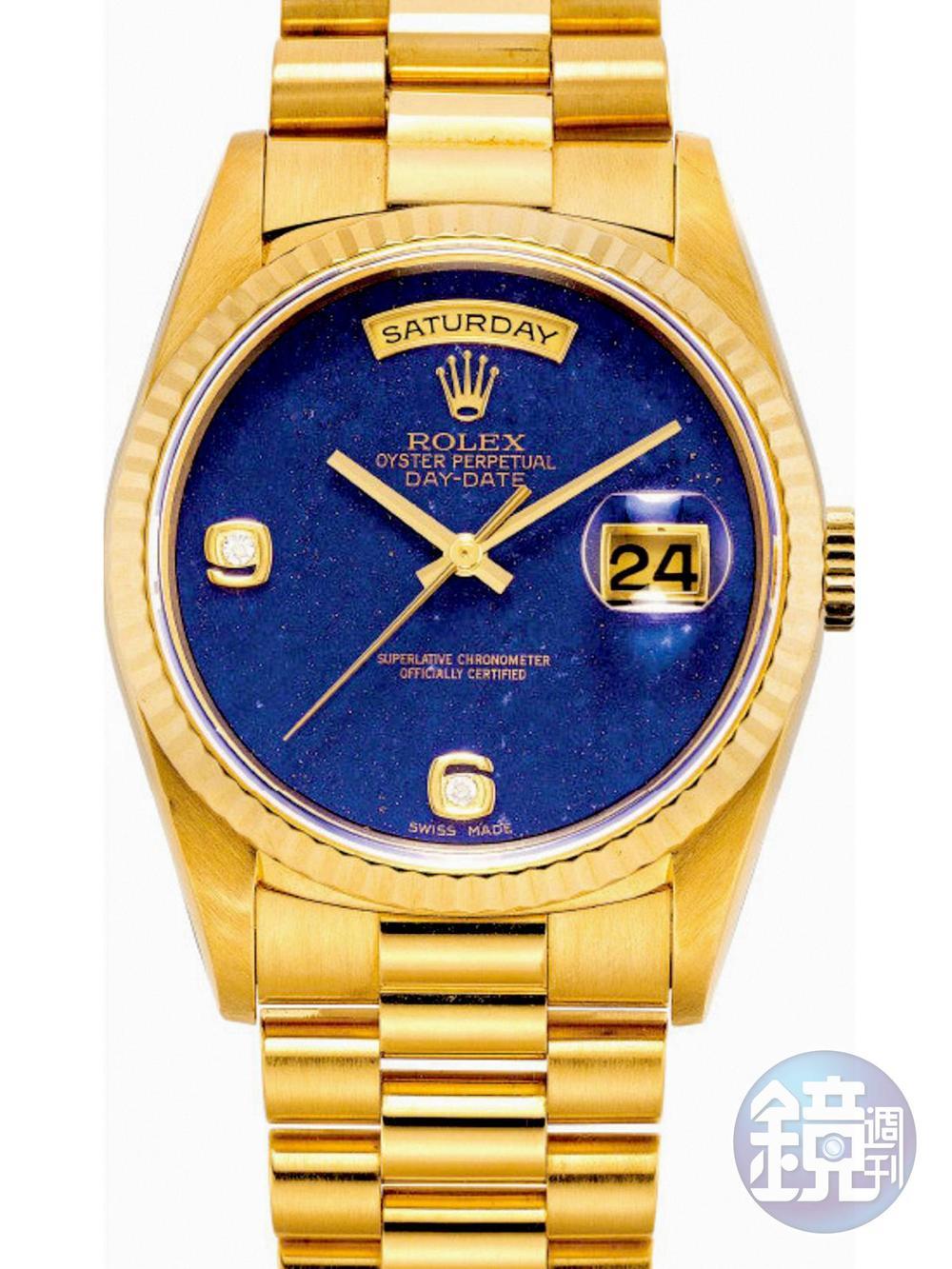 Lot 1022，Rolex Day-Date 18金腕錶，產於1995年，估價12~16萬港幣，含佣價為23.75萬港幣（約90萬台幣）。青金石面盤色澤鮮豔、頗受寶石面愛好者喜愛，此拍盒單俱全、底蓋貼紙健在，且為未拋整狀態，故拍價還算不錯。但若面盤為不帶鑽石的前期款，相信價錢可以拍得更好。