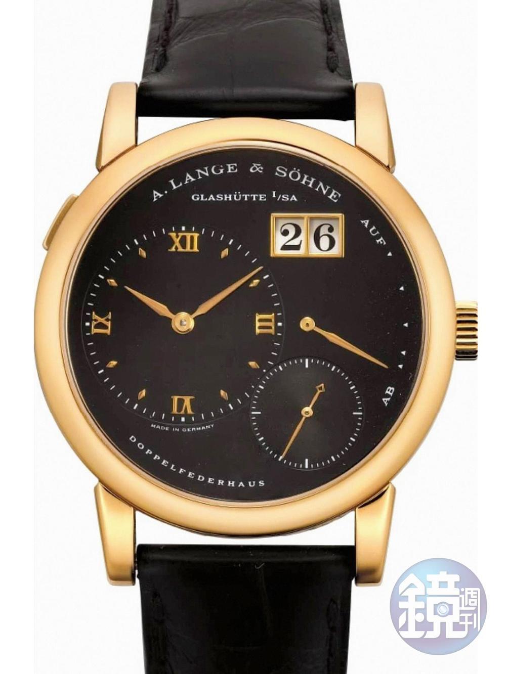 Lot 893，A. LANGE & SOHNE  Lange 1玫瑰金大日期腕錶，產於1999年，估價12~20萬港幣，含佣價為13.75萬港幣（約52萬台幣）。Lange 1為最具德風的品牌經典之作，肯定是入門高級德國錶的最佳途徑。