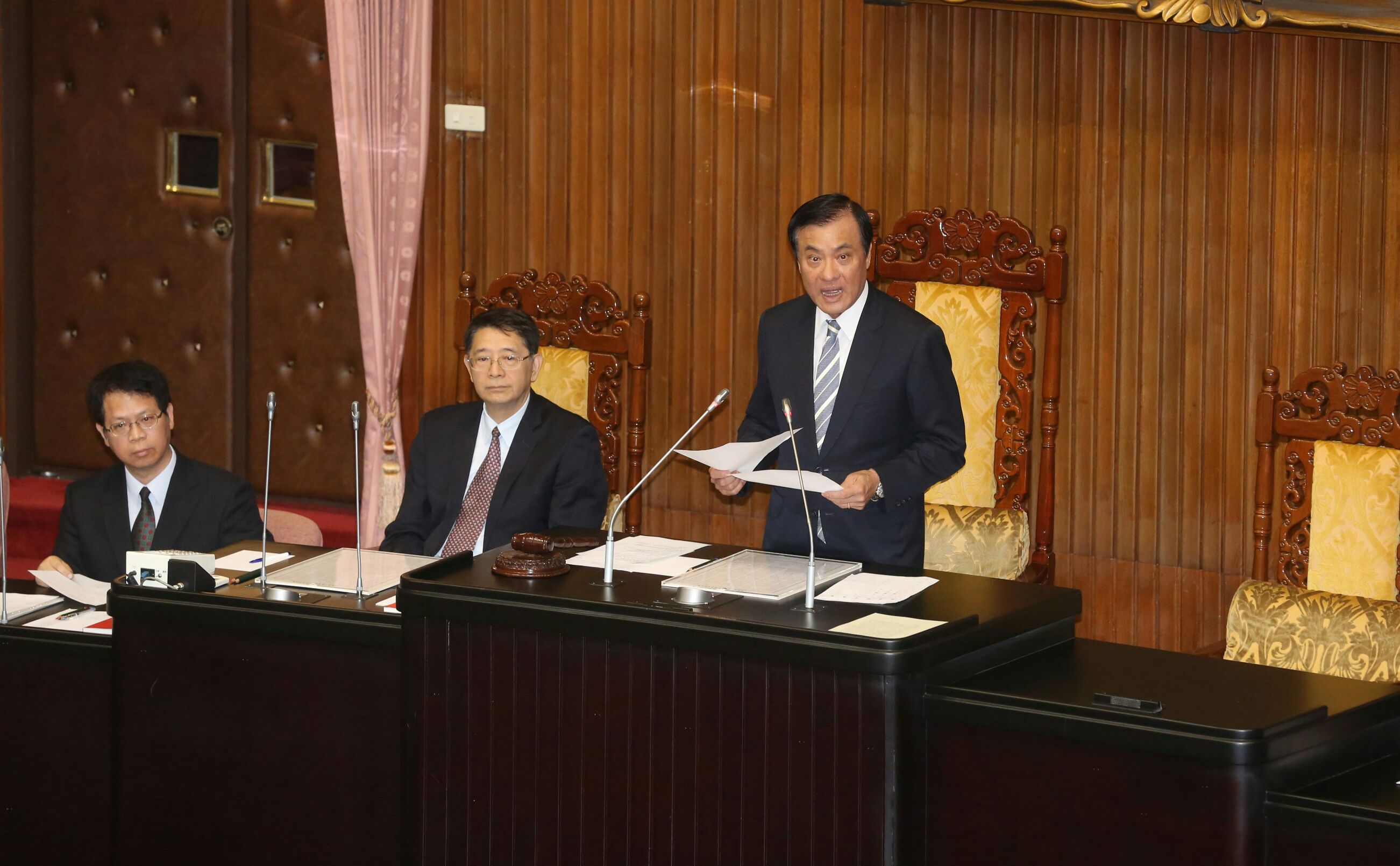 國民黨團搶到提案優先權，恐要面臨修正動議案海表決大戰，因此民進黨團也將軍人年改審查期程延長，預計會審到下週五。