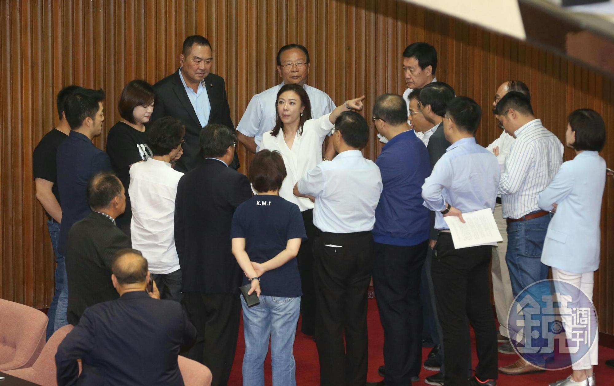 國民黨團搶到提案優先權，恐要面臨修正動議案海表決大戰，因此民進黨團也將軍人年改審查期程延長，預計會審到下週五。