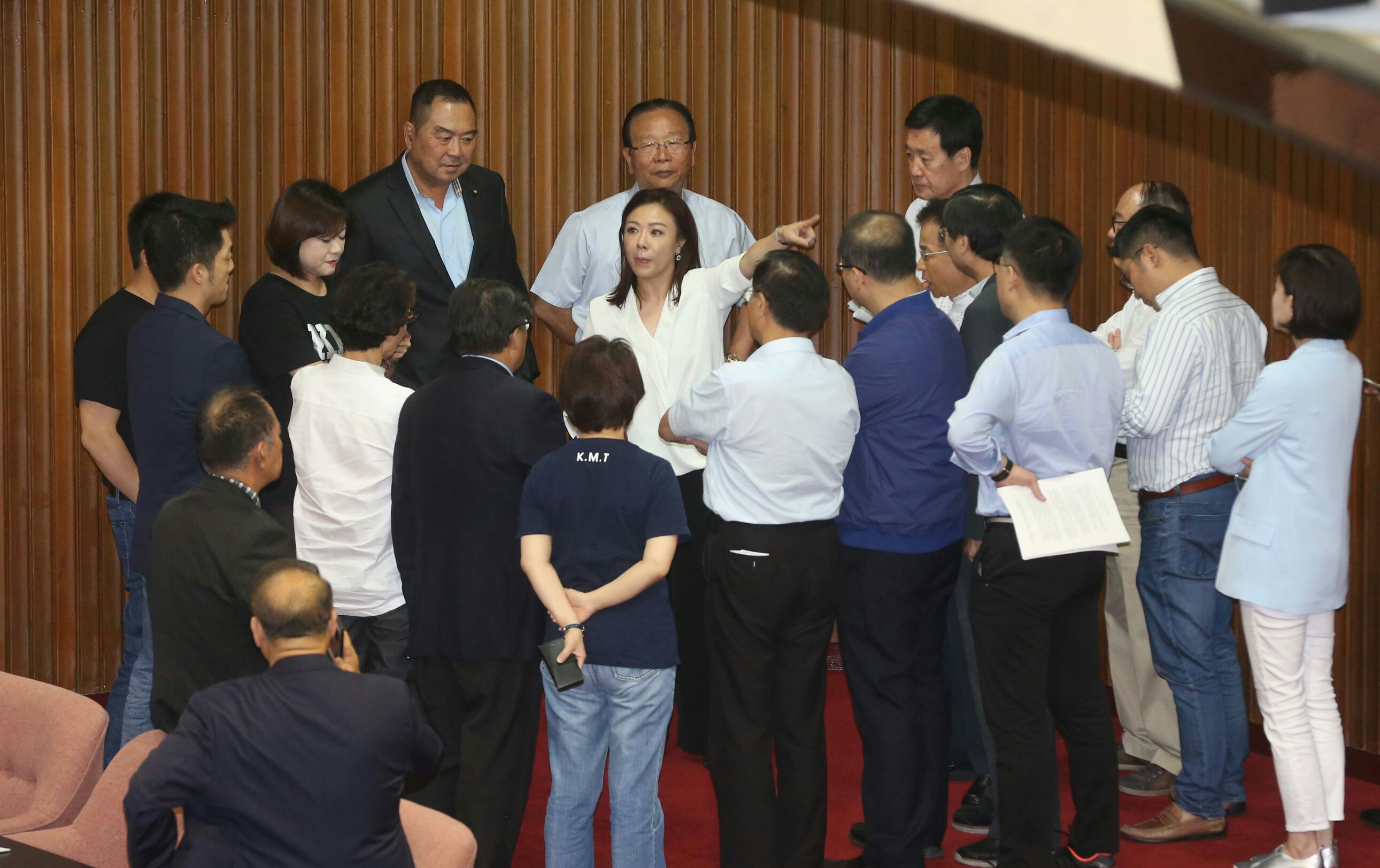 國民黨團搶到提案優先權，恐要面臨修正動議案海表決大戰，因此民進黨團也將軍人年改審查期程延長，預計會審到下週五。