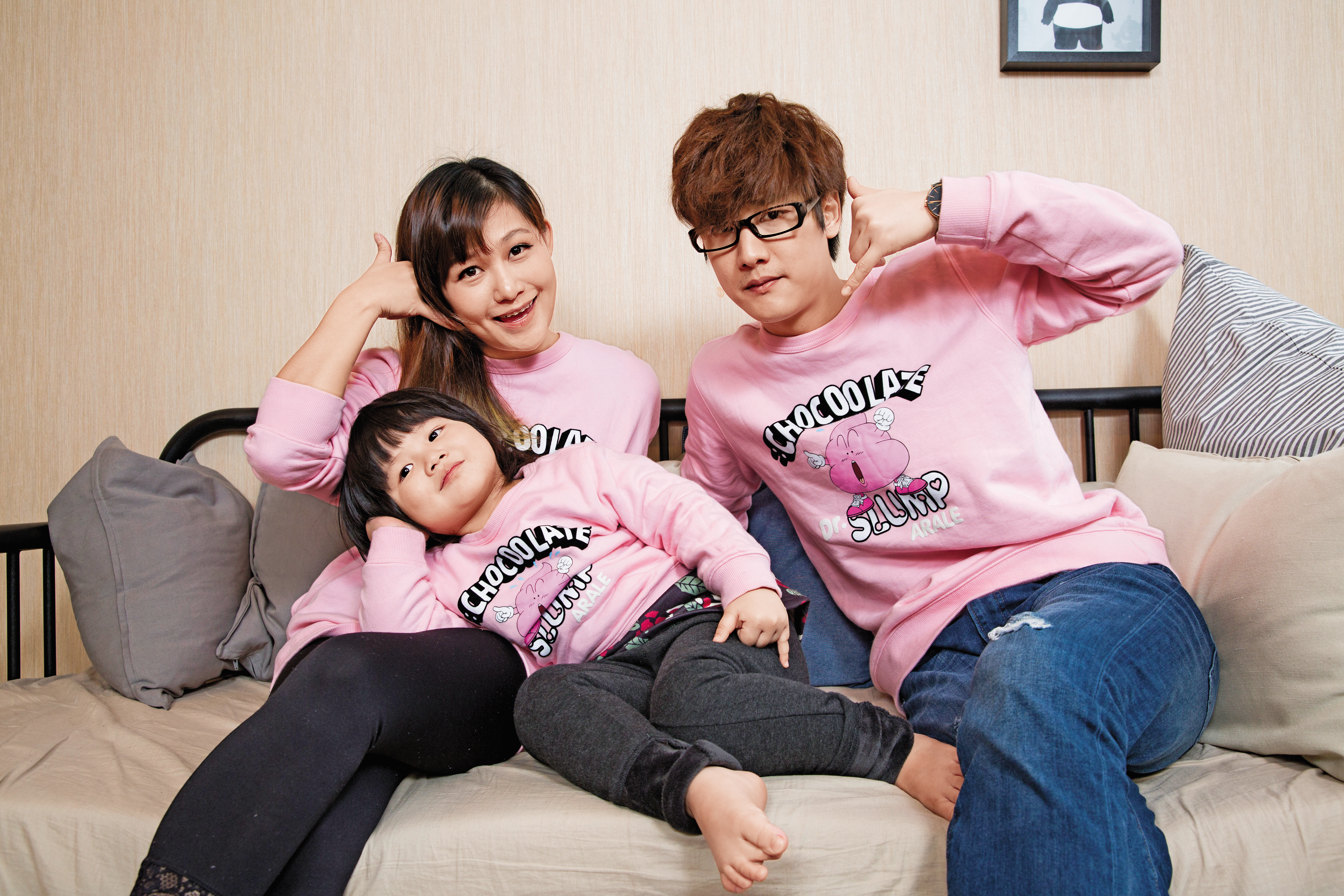 網紅「那對夫妻」品筠（Nico）和京燁（Kim）兩人育有一女妮妮，粉絲200萬，這幾年靠著業配文大賺，卻為了女兒喜歡佩佩豬而主動降價做業配。