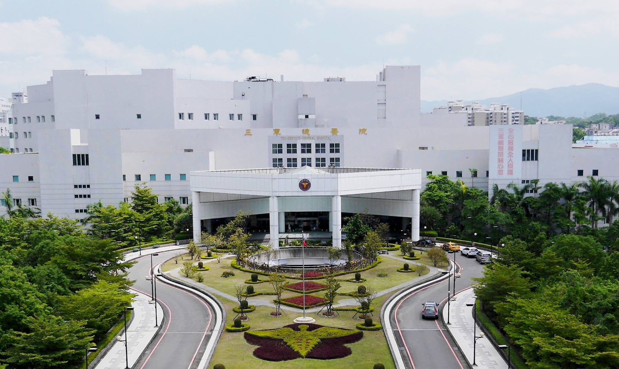 消防分隊於晚間7點半將男嬰送往內湖三總，經過近一個小時的急救仍於8時12分宣告不治。（翻攝畫面）