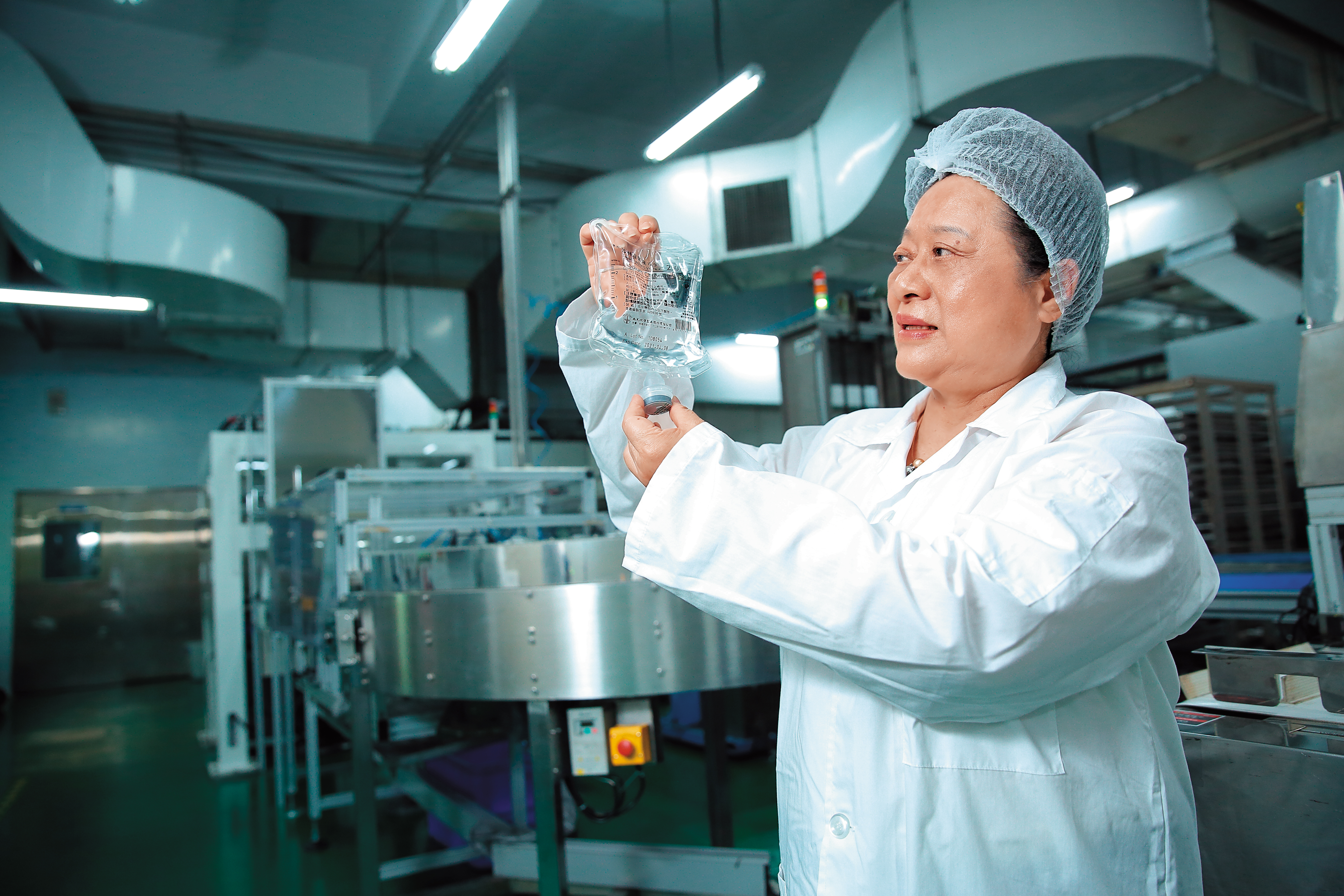 20多年前王玉杯排除眾議，堅持研發無塑化劑的PP輸注液軟袋，也成了台灣首家外銷針劑到日本的藥廠。