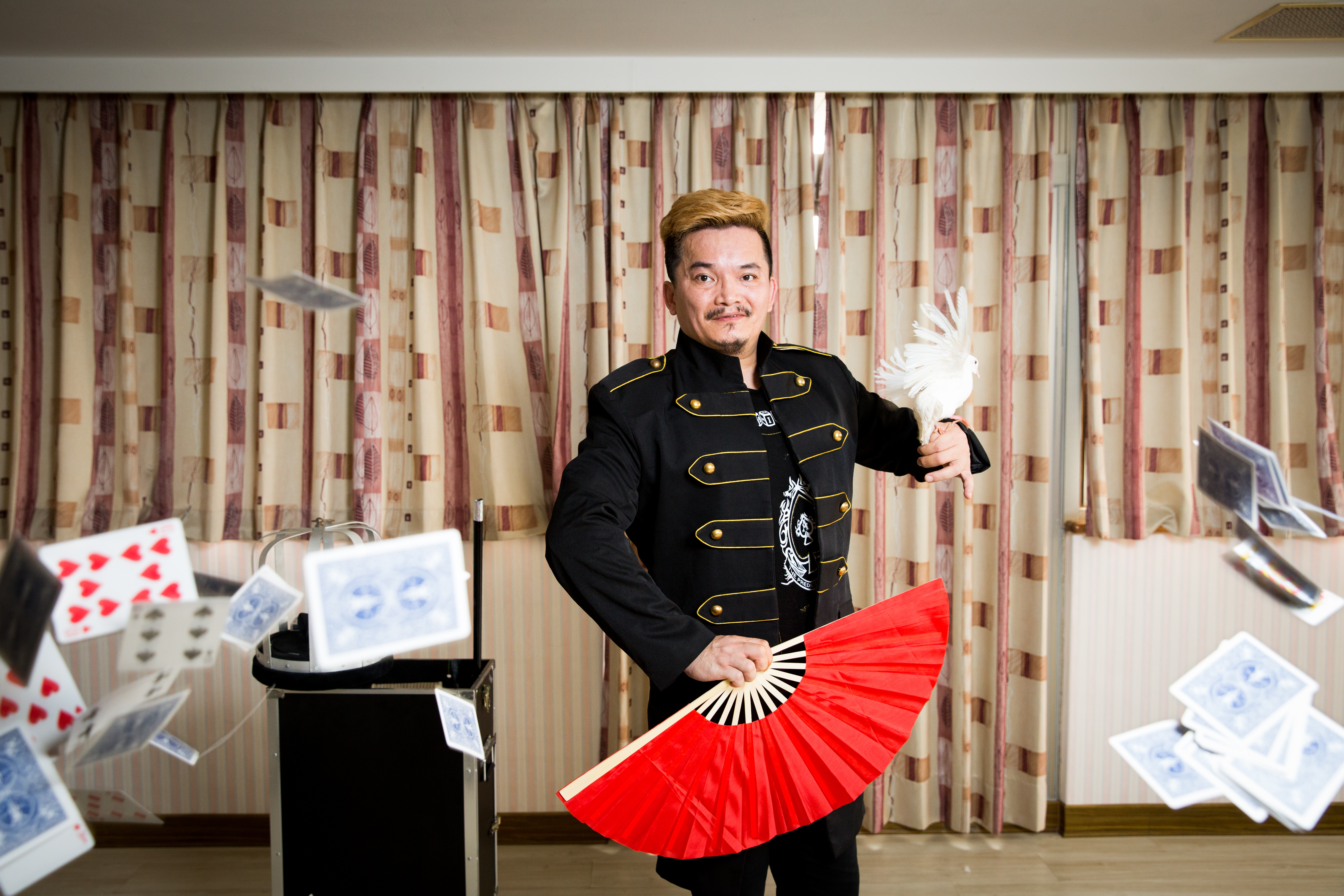 王元照說，以前當酒店圍事時，每個人看到他都會怕；當了魔術師之後，每個人見他則是快樂、驚奇的眼神。