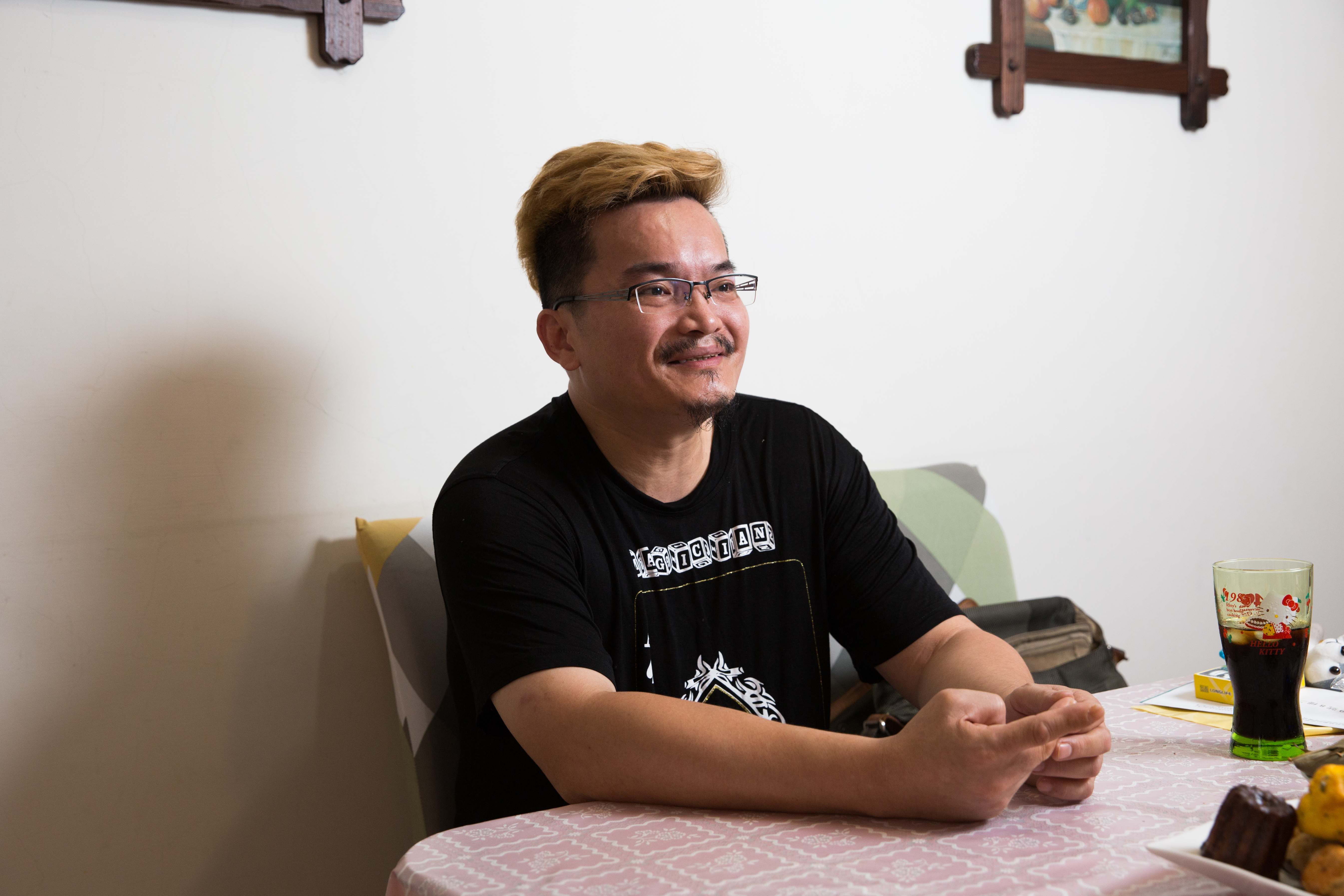 說起過世的父親，王元照又哭又笑。