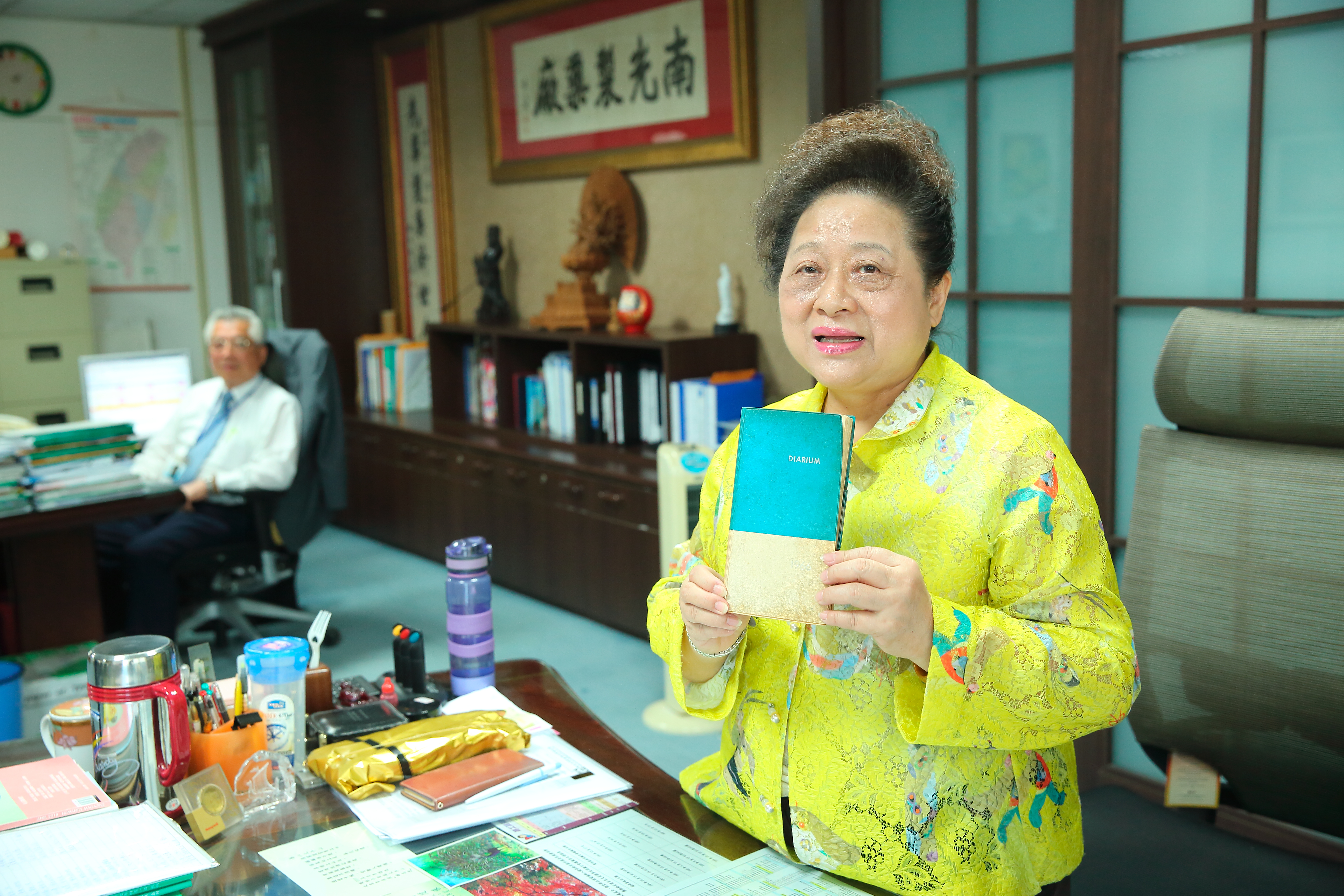 拿著公公留下來的手寫藥冊，王玉杯說裡頭記滿當時用藥配方，公公交給她之後也隨即退休。