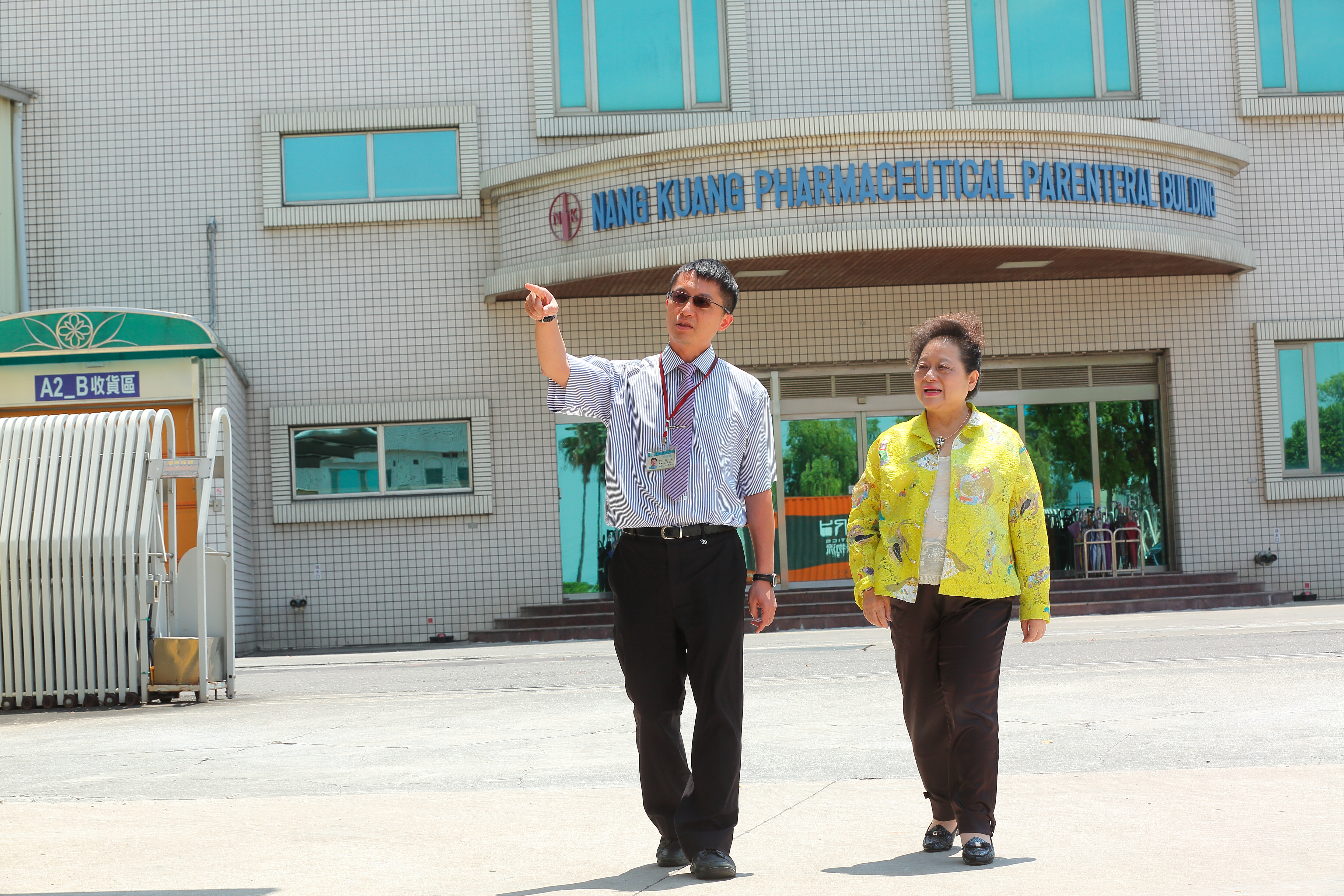 與兒子並肩走在南光工廠內，王玉杯的四個兒子皆進公司幫忙。