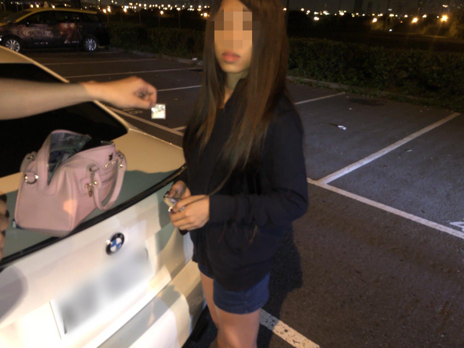 張女假裝配合降低警方戒心，但警方仍在她的包包發現2包K他命。（翻攝畫面）