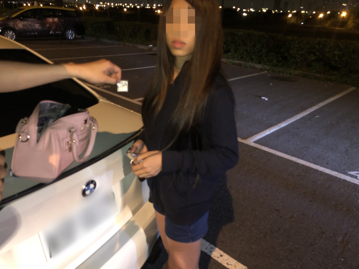 張女假裝配合降低警方戒心，但警方仍在她的包包發現2包K他命。（翻攝畫面）