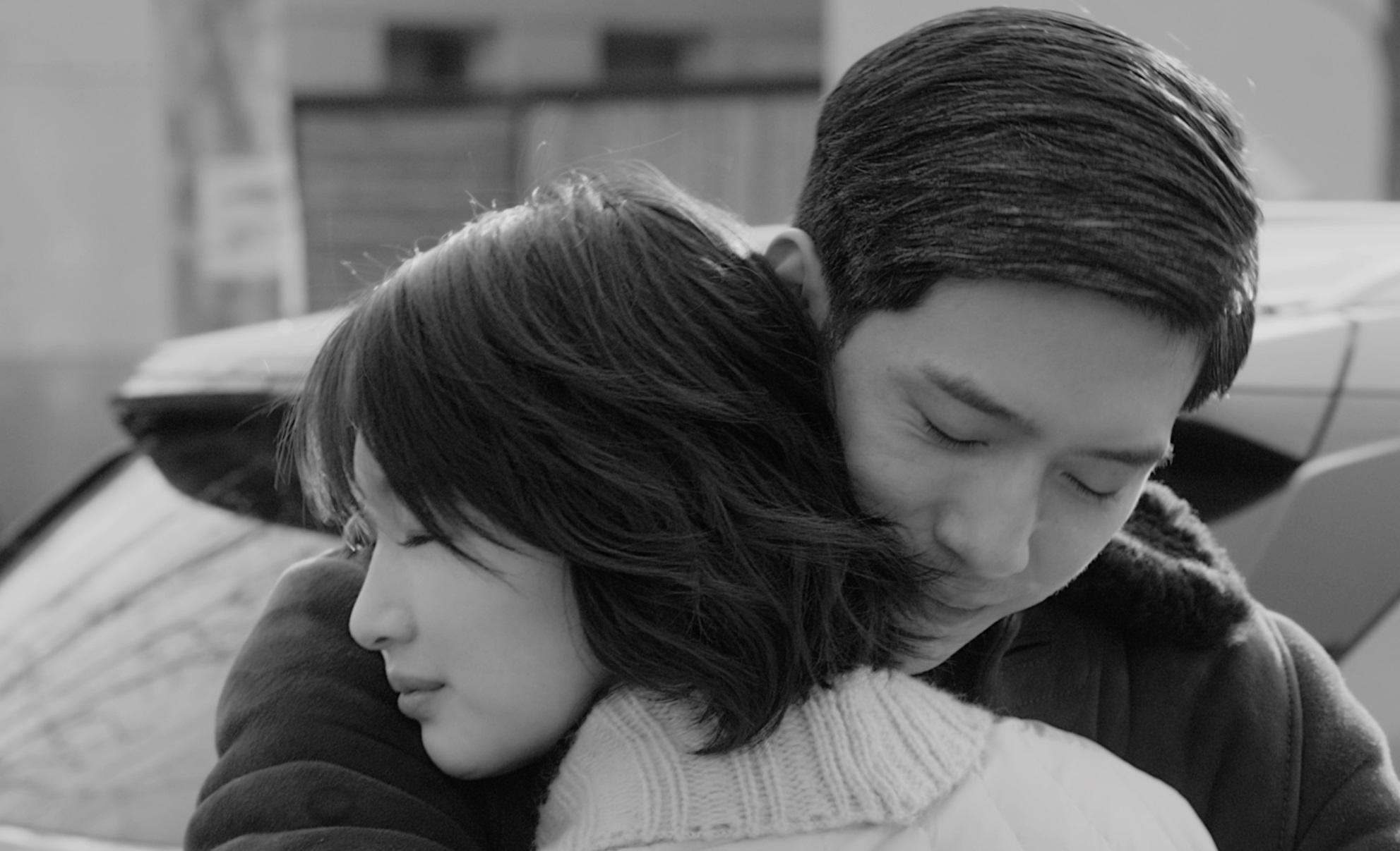 10年以後，戲中擁抱好好說再見的井柏然與周冬雨，終於可以放開往前走。（英兒工作室提供）