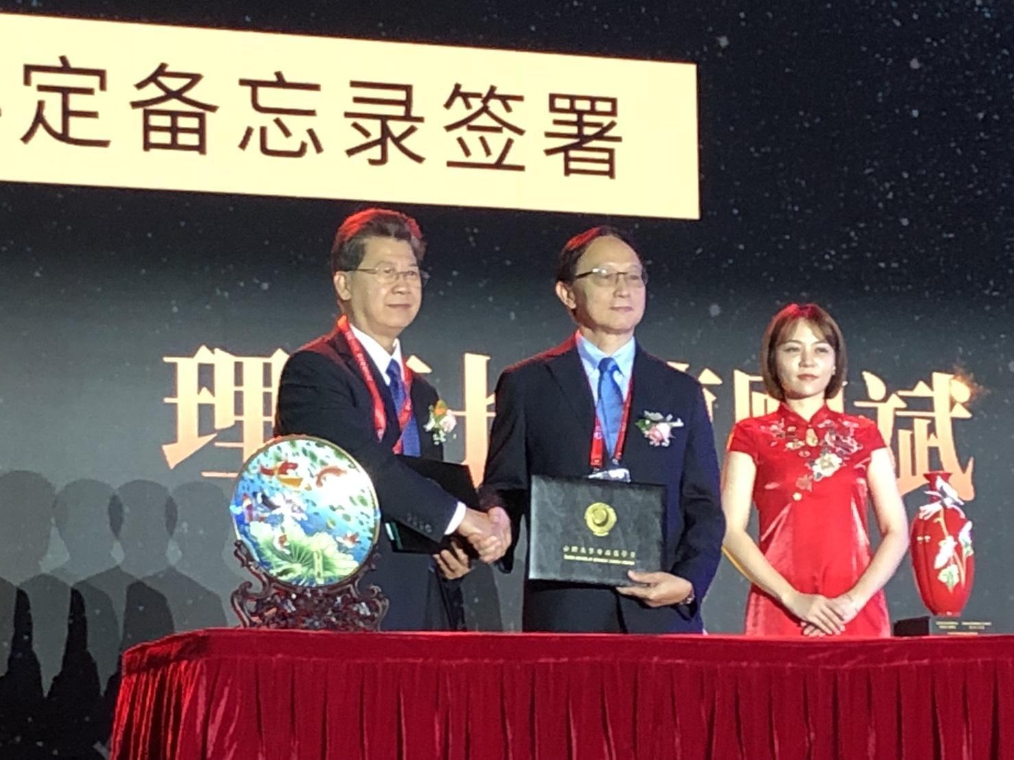台灣美容外科醫學會代表曹賜斌理事長與海峽兩岸醫藥衛生交流協會代表王立基會長簽訂平等互惠MOU，攜手邁向兩岸美醫大未來。