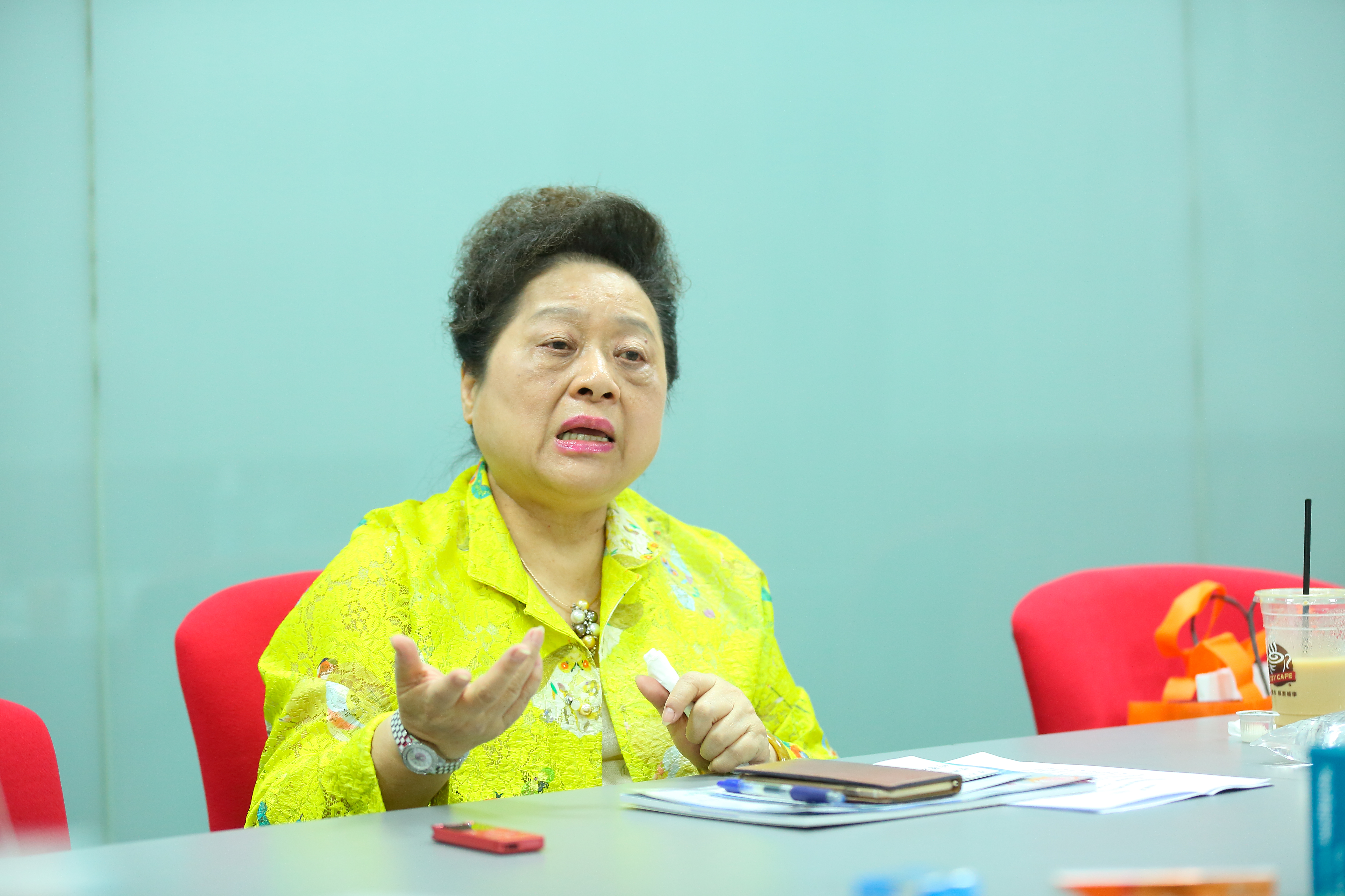 學藥的王玉杯自責認為，她若全程陪母親看病，也許可阻止憾事。