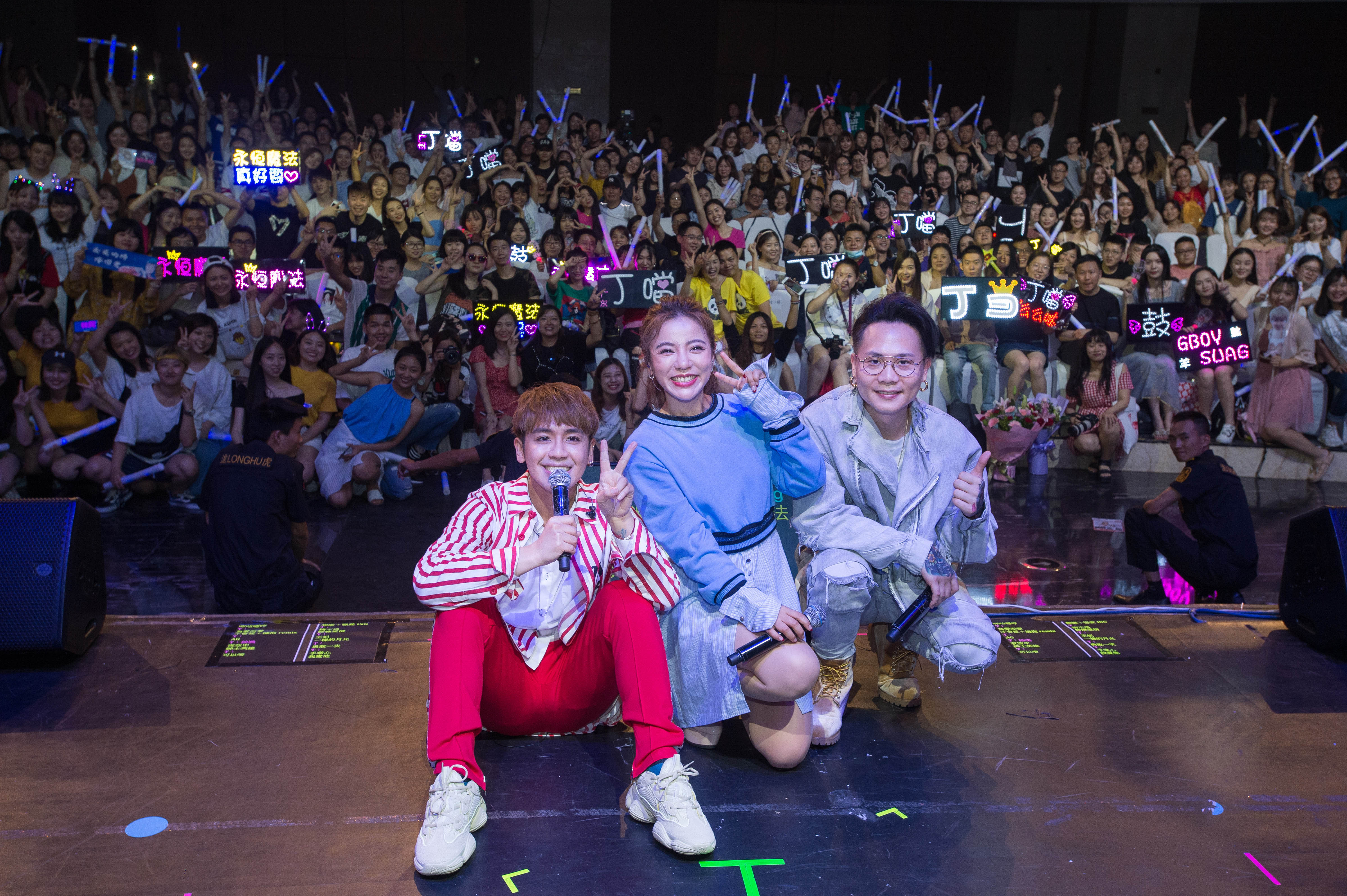 丁噹（中）、鼓鼓（左）、蕭秉治（右）在成都開唱，歌迷熱情相挺。（相信音樂提供）