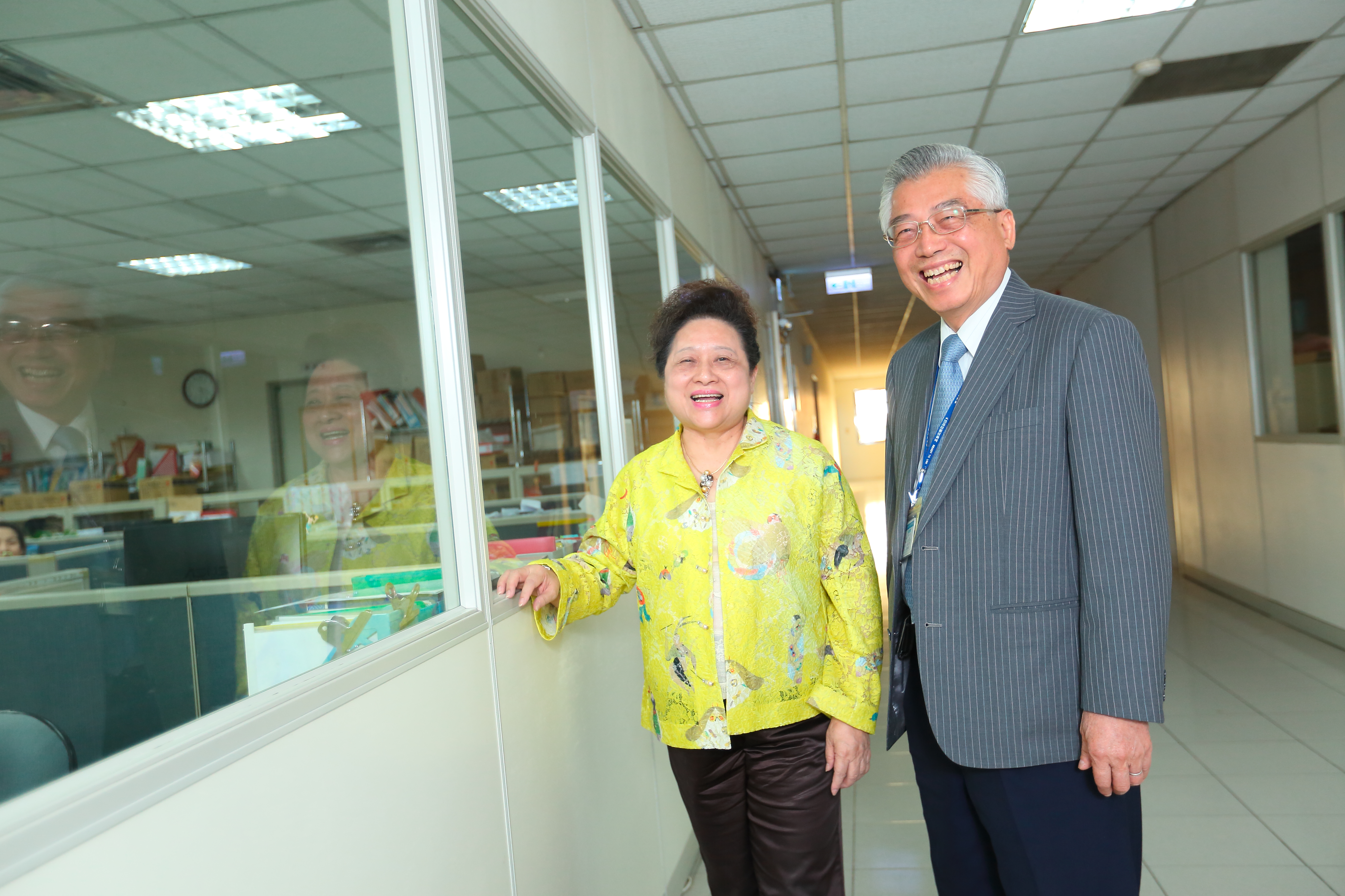 王玉杯（左）與先生陳立賢（右）只相親1次便決定結婚，當時婚事皆由家人決定，兩人也攜手陪伴彼此50年。