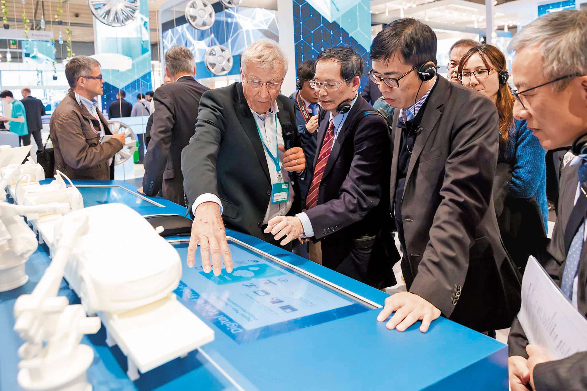 陳其邁4月底前往德國參觀漢諾威工業博覽會，還體驗與桌球機械人對打。（翻攝陳其邁臉書）