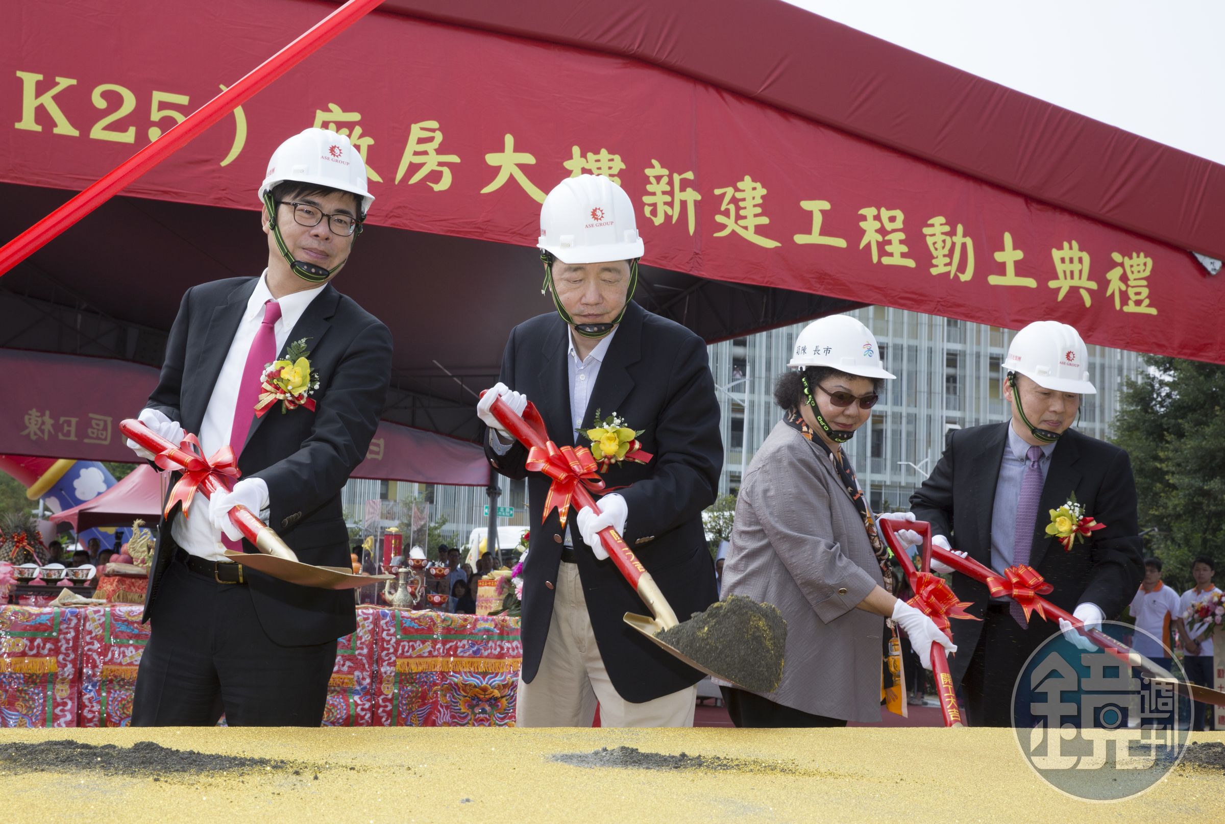 陳其邁（左一）認為「花媽」陳菊（右二）讓高雄從重工業汙染城市逐漸轉型成為宜居城市，功不可沒。