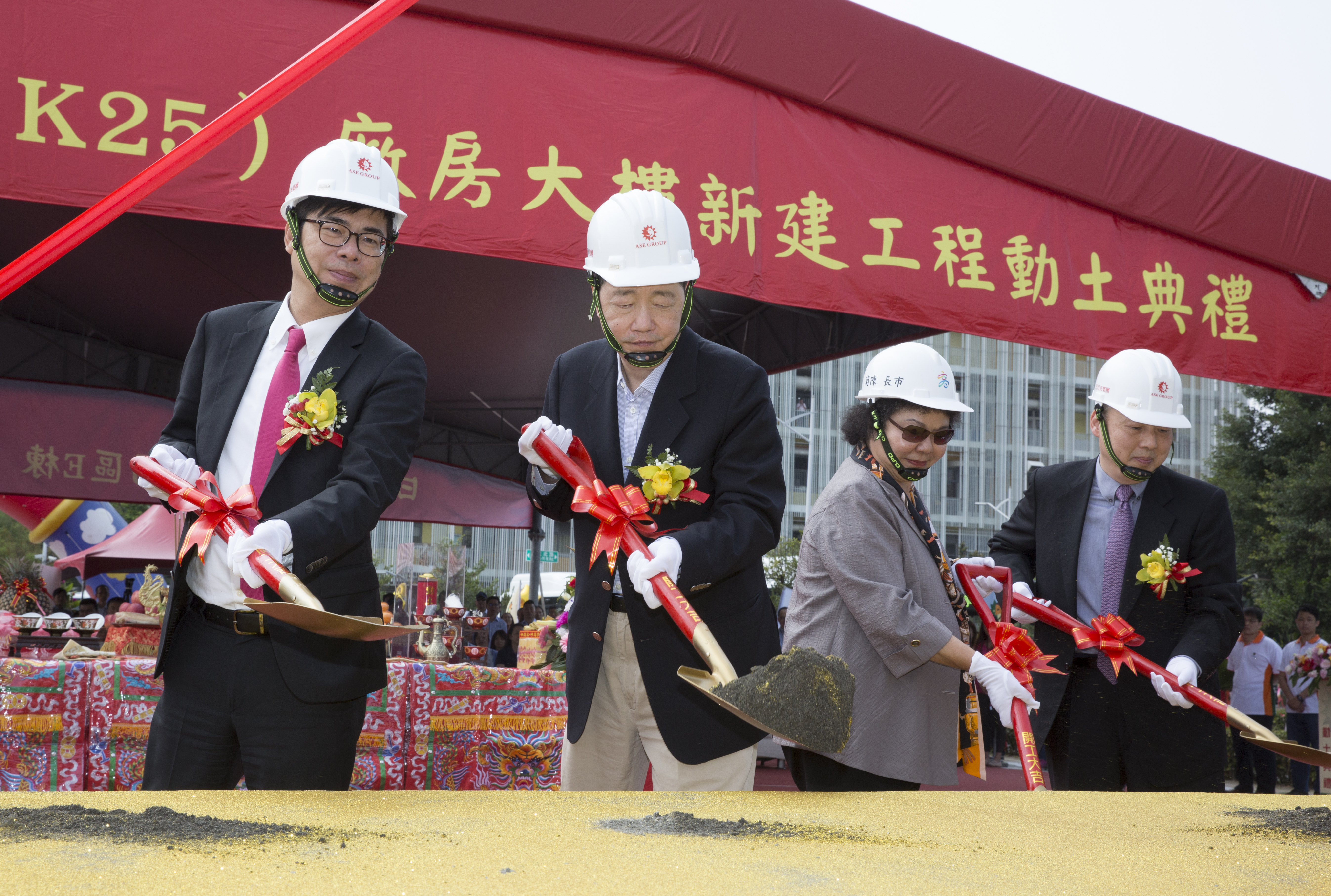 陳其邁（左一）認為「花媽」陳菊（右二）讓高雄從重工業汙染城市逐漸轉型成為宜居城市，功不可沒。