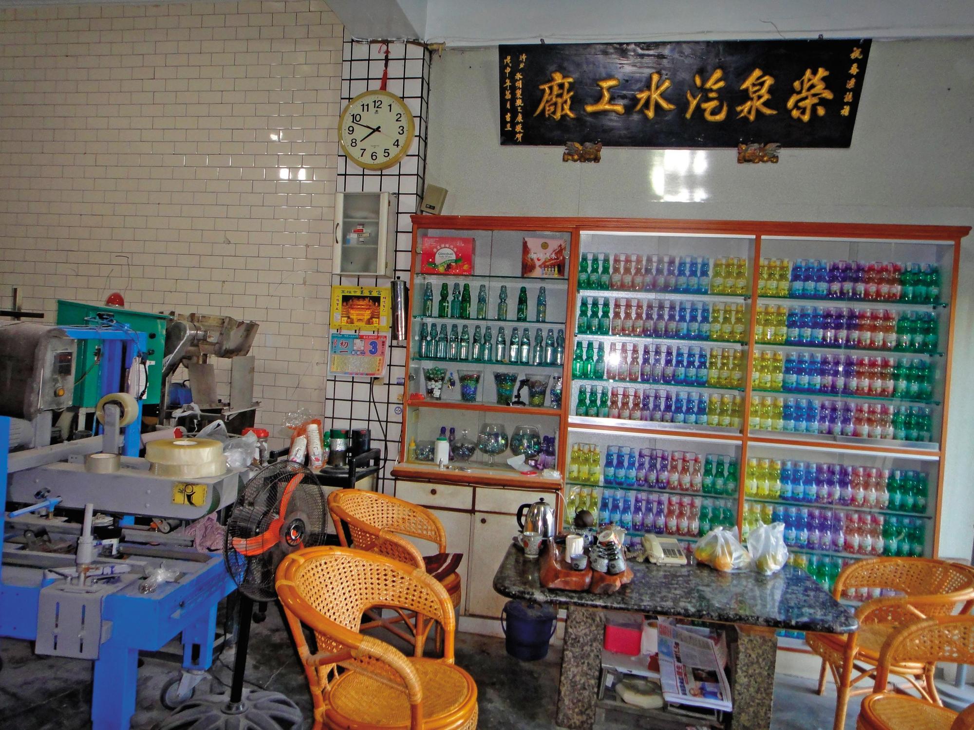 老闆娘陳滿卿拿出未受損前的榮泉汽水工廠樣貌照片,充滿民初時期古早味,如今已經被破壞殆盡。