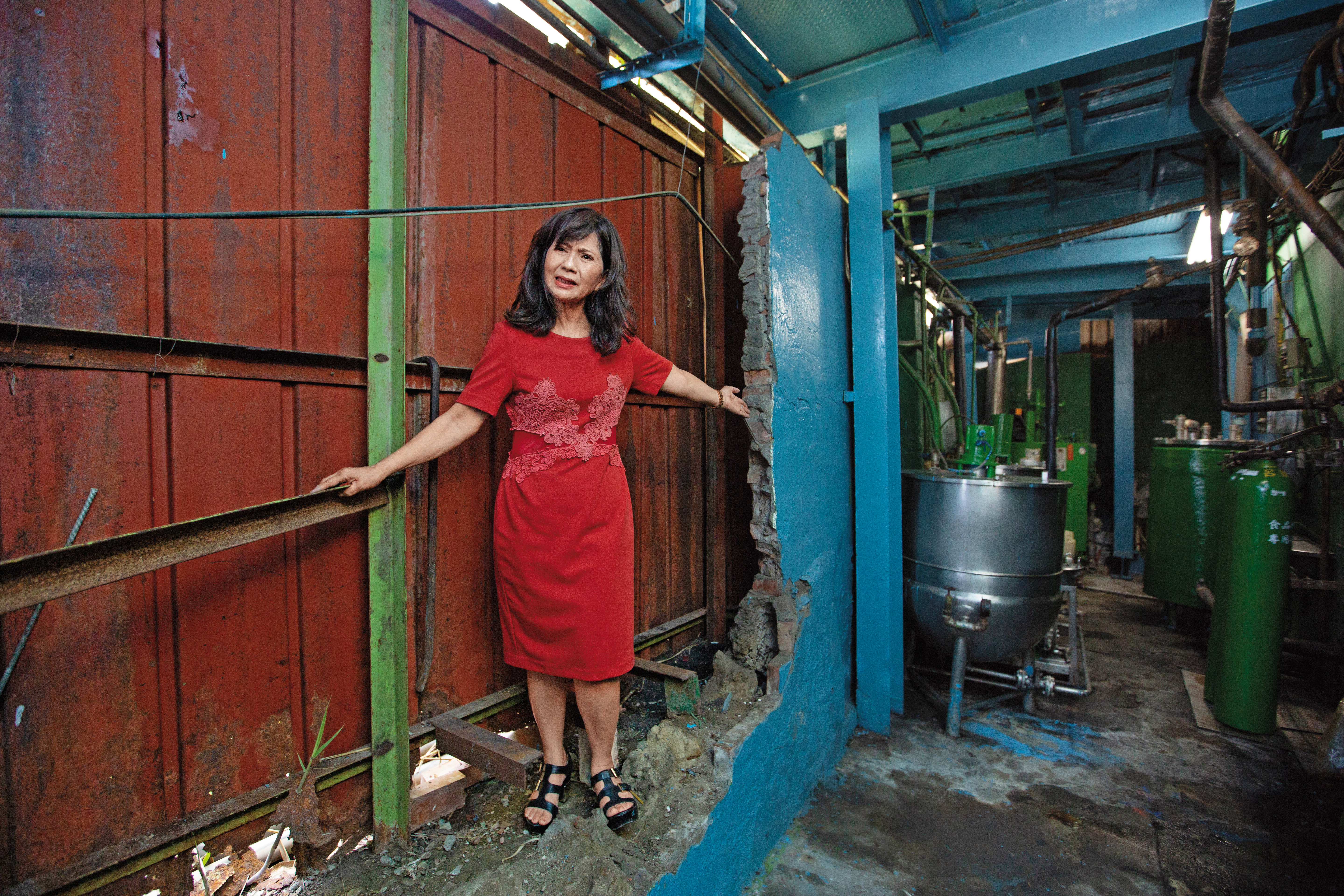 榮泉汽水工廠因為緊鄰鐵路，施工造成圍牆坍塌，老闆娘陳滿卿痛批，鐵工局丟給承包商處理，對方卻態度蠻橫，還當眾羞辱她。