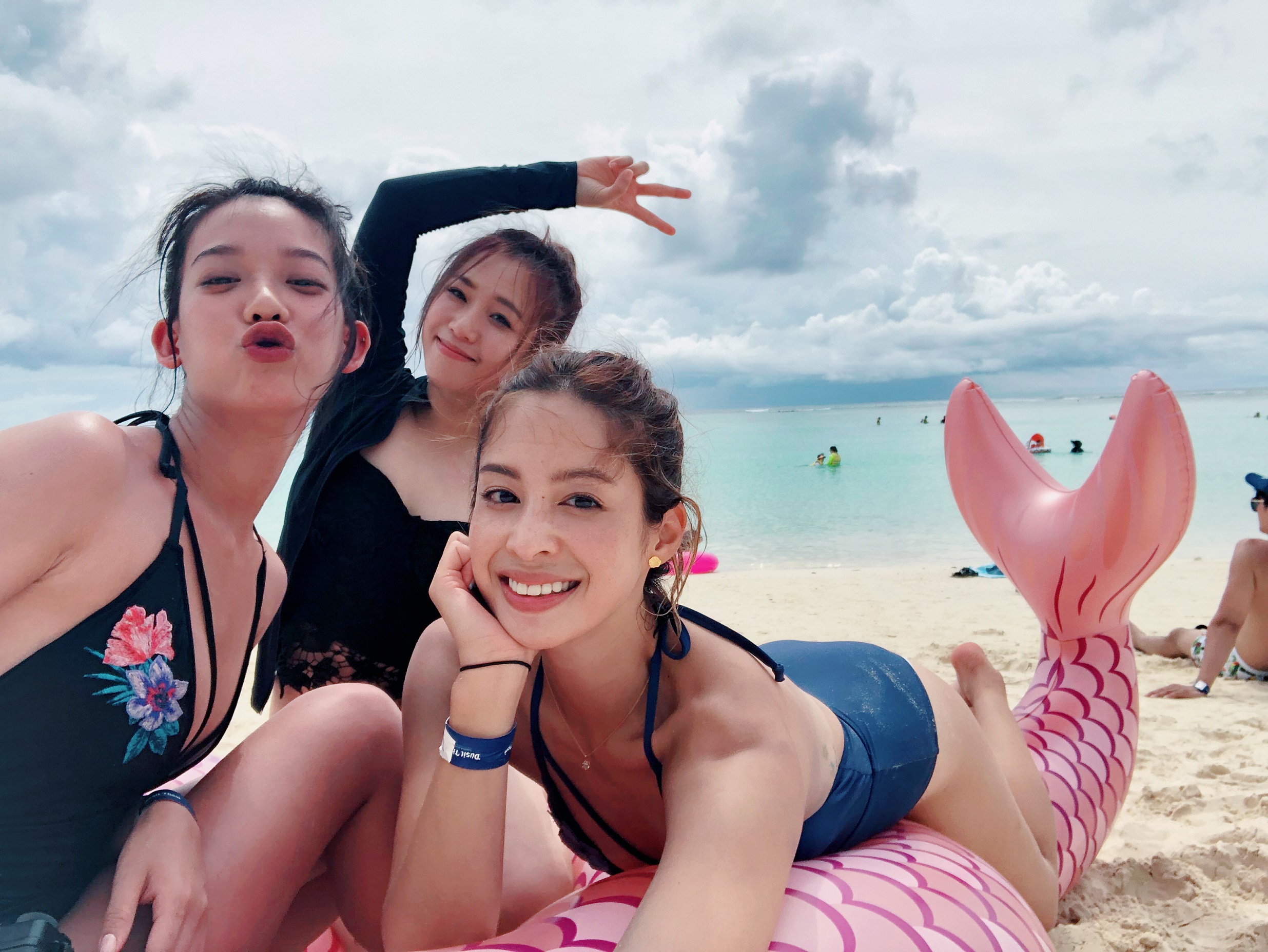 孟耿如（左）和莫允雯（右）、鄭茵聲（中）3人正在關島玩，3人聽到收視再度奪冠開心歡呼。（東森提供）