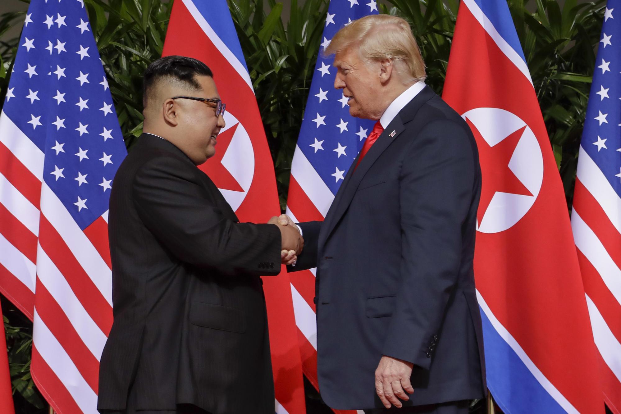歷史性的一刻，川普跟金正恩握手。