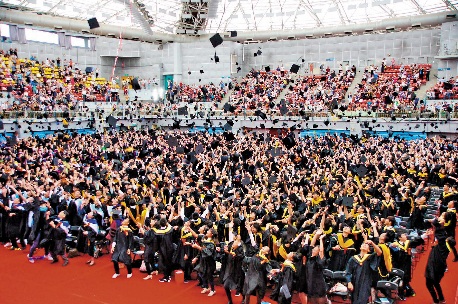 今年的新鮮人算是幸運的一群，受惠於全球景氣復甦，找工作比以往容易。（翻攝國立台灣大學臉書）