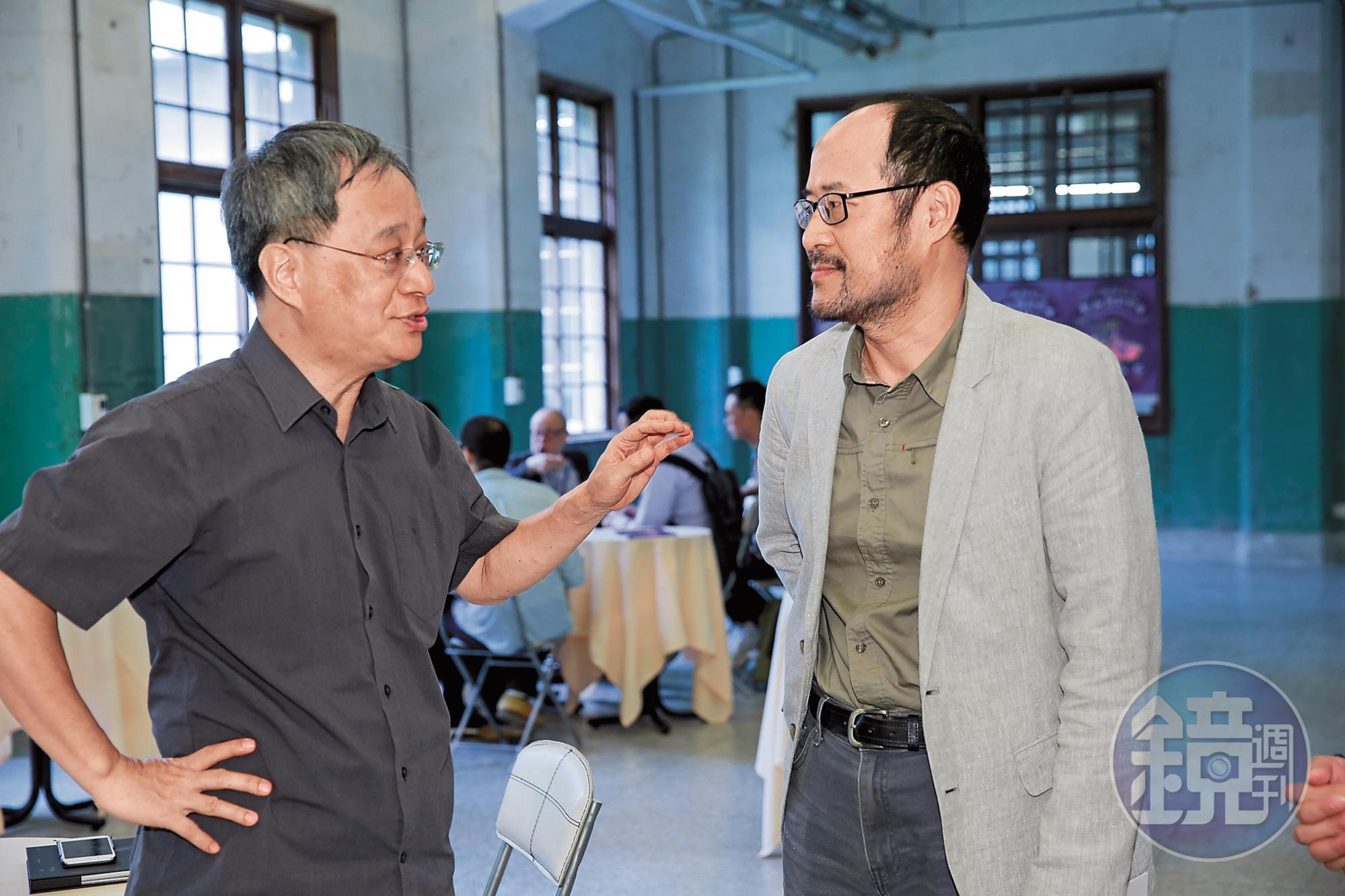 台北市文化局長鍾永豐（右）非常支持影視音創投會，他與台北市文化基金會董事長小野（左）在創投會上交換不少意見。