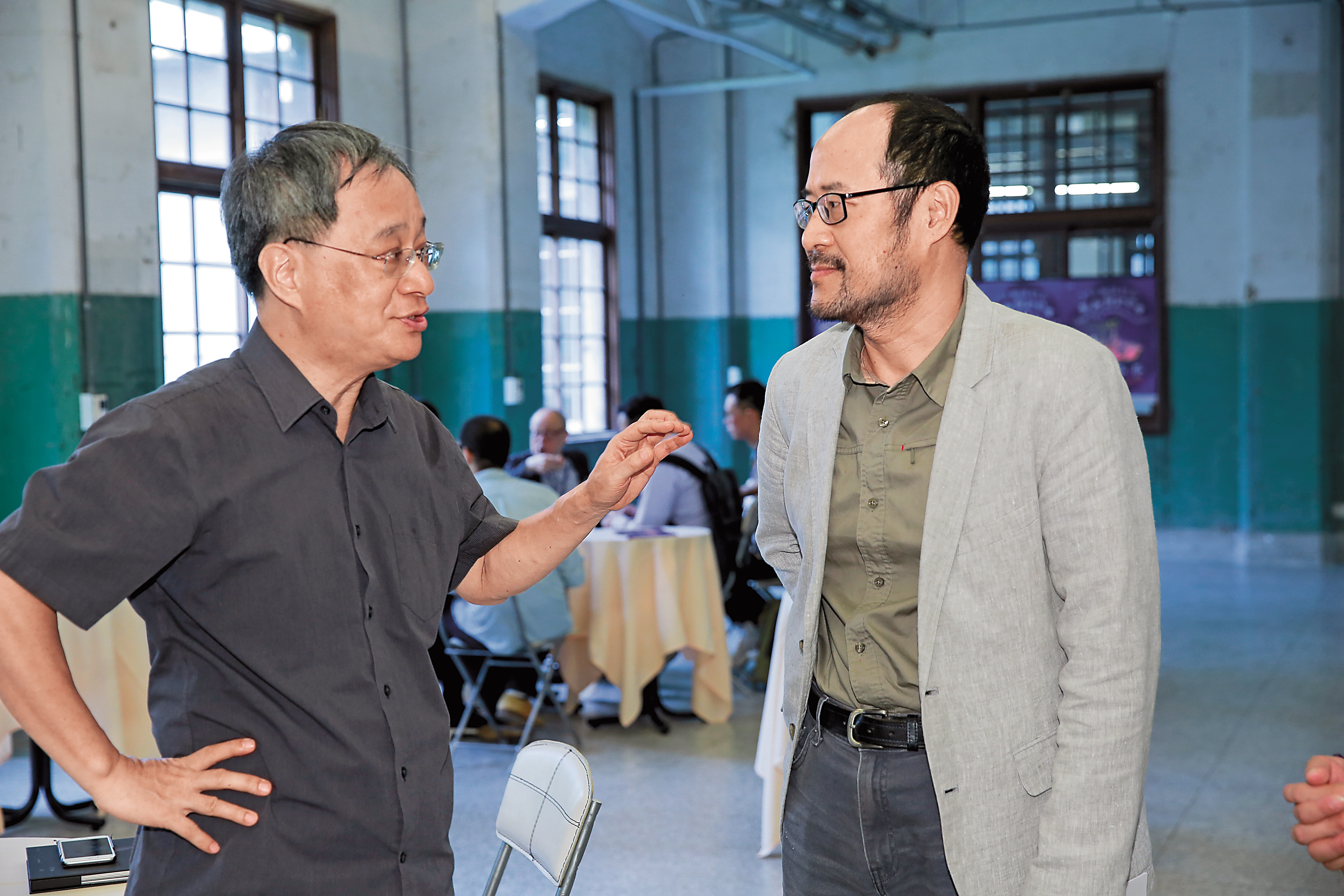 台北市文化局長鍾永豐（右）非常支持影視音創投會，他與台北市文化基金會董事長小野（左）在創投會上交換不少意見。