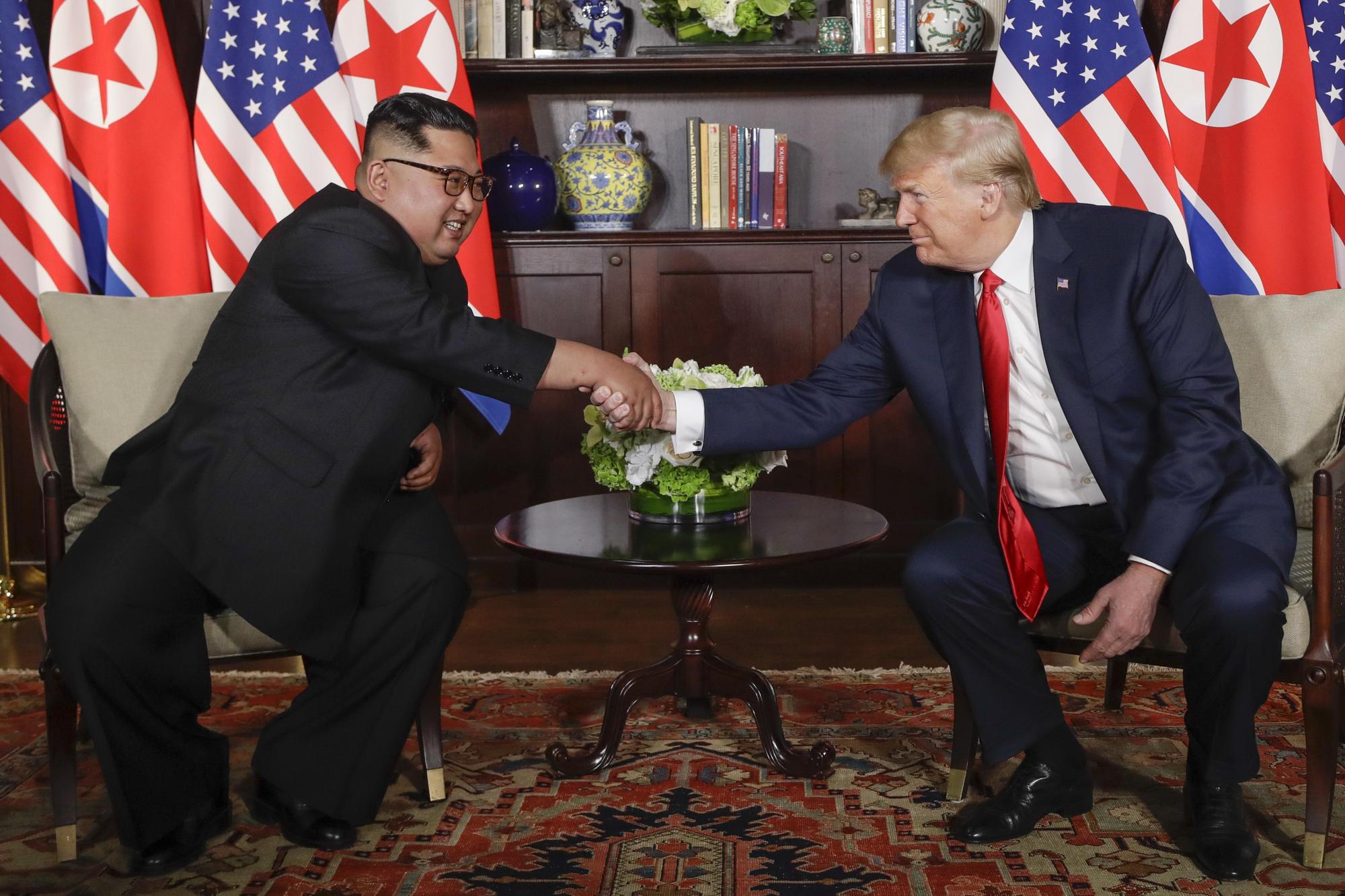 這是歷史性的一刻！6月12日，北韓領導人金正恩與美國總統川普在新加坡聖淘沙島上舉行會談。這是歷史上美朝兩國領導人破天荒的首次會晤。（東方IC）