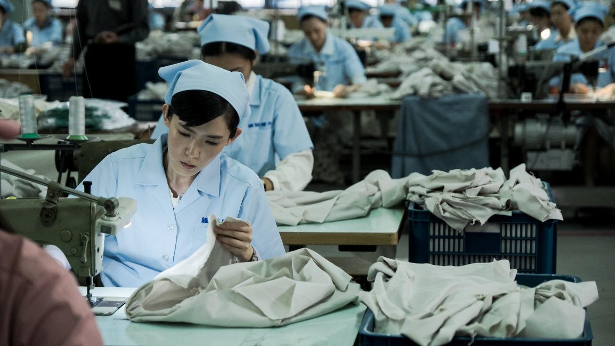 時代迷你劇《奇蹟的女兒》以70年代女工故事為背景，劇組找來60多台1978年前生產的裁縫機，打造出工廠生產線。（公視提供）