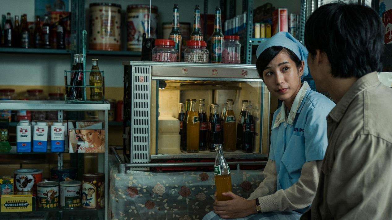 舊式飲料冰櫃、玻璃汽水罐、明星花露水等道具佈置成的福利中心,成為劇中女工溫貞菱的休憩地。(公視提供)