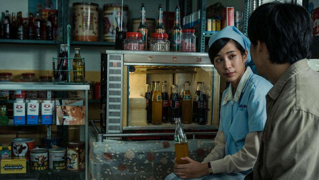 舊式飲料冰櫃、玻璃汽水罐、明星花露水等道具佈置成的福利中心,成為劇中女工溫貞菱的休憩地。(公視提供)