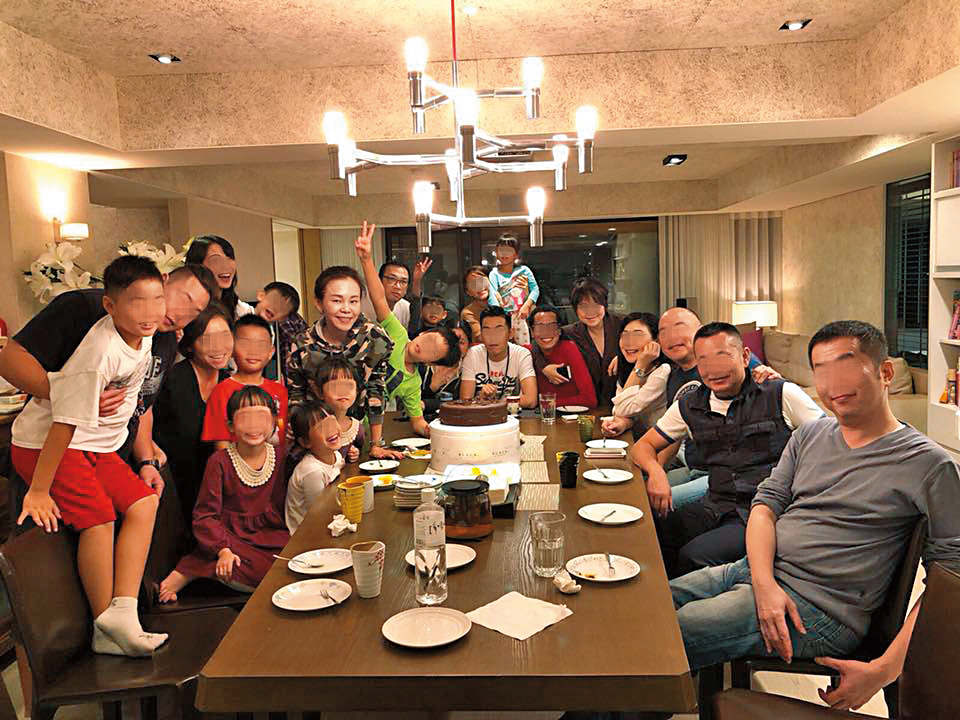 雖然夫妻漸行漸遠，彭佳慧與王丕仁（箭頭處）仍疼愛子女，會相約友人幫小孩過生日，盡量不在小孩成長過程中缺席。（翻攝自彭佳慧臉書）