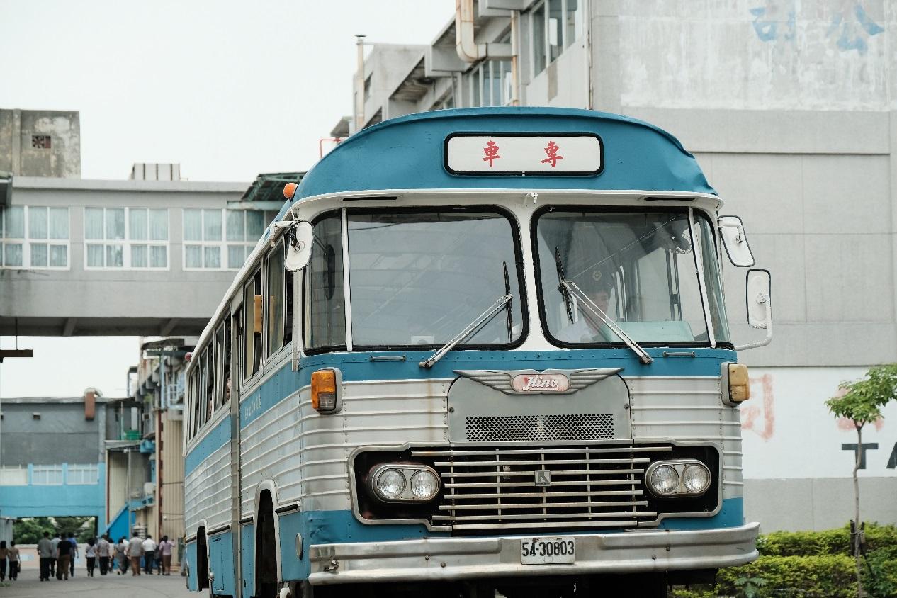 舊式鐵皮公車經過翻修，在劇中順利行駛上路。（公視提供）