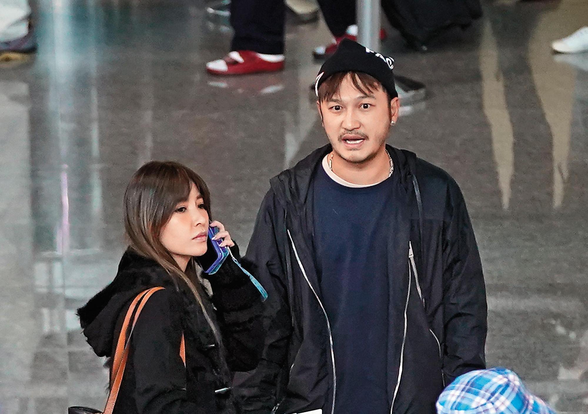 KID和許維恩在機場被讀者直擊,在入關的前一刻,許維恩還在忙著講電話,兩人互動自然,完全不像情變。(讀者提供)