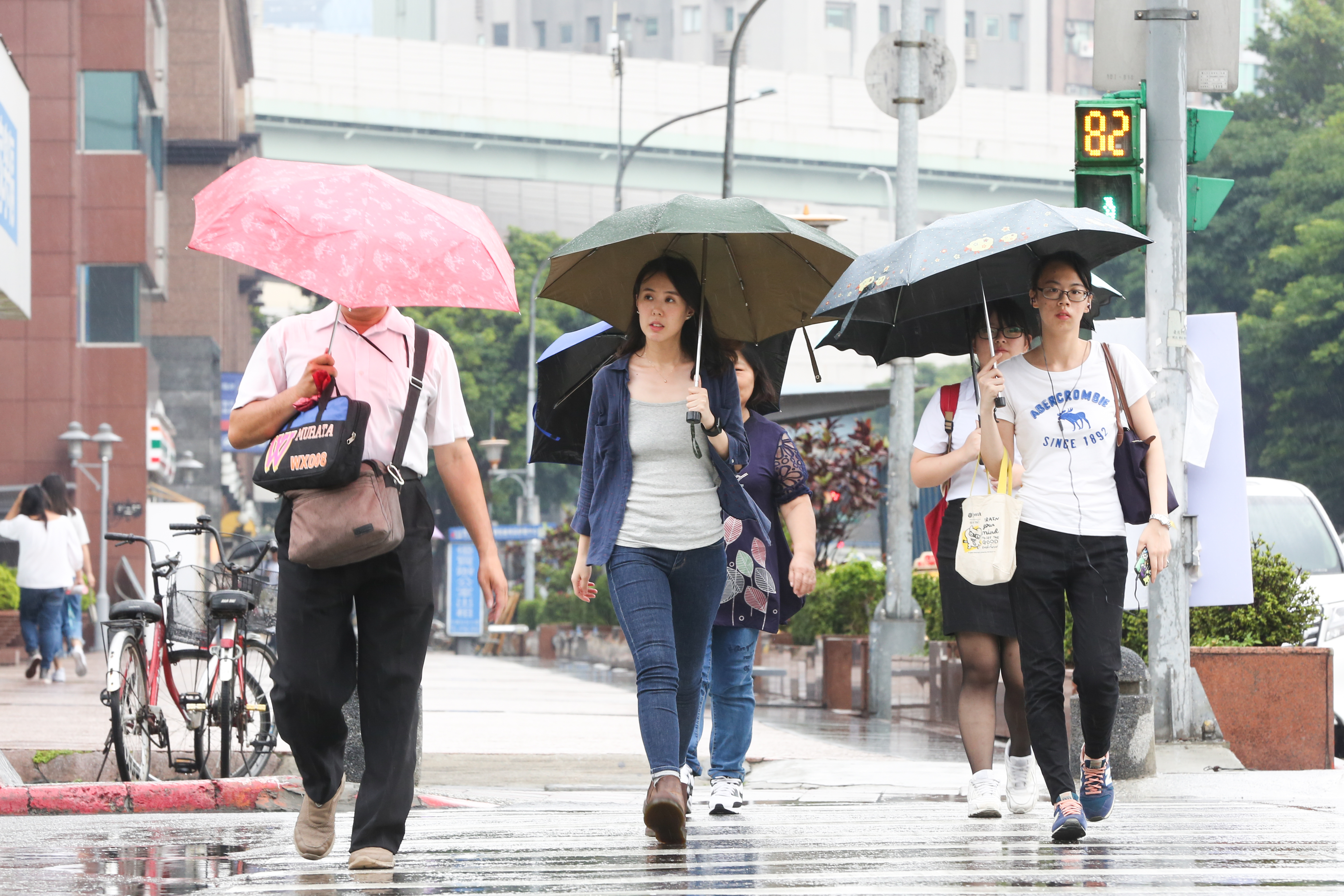 週三下半天開始，西南風直接對準台灣，有如颱風過後引發的西南氣流。