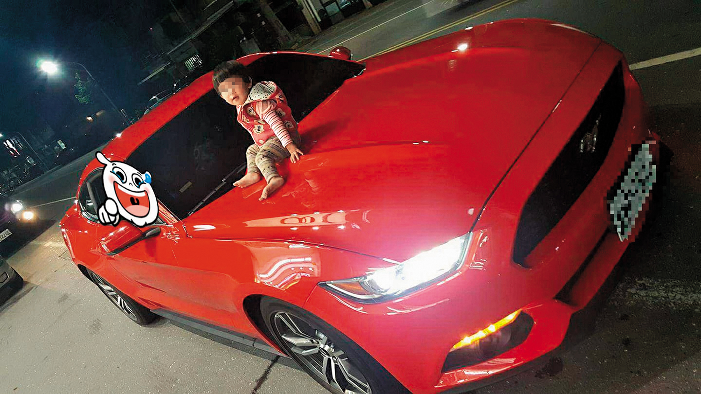 黃勝雄的紅色野馬車相當顯眼，成為他外出的標準配備。