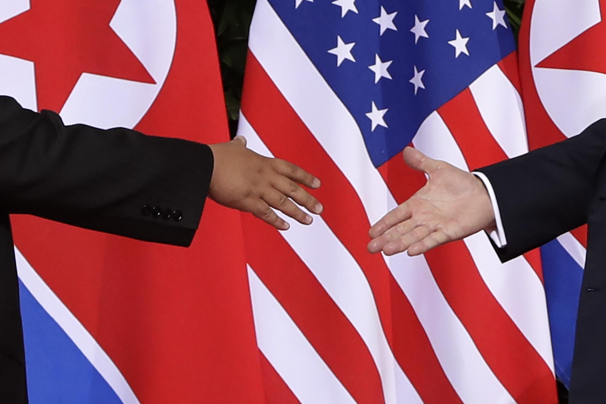 川普與金正恩歷史性的握手，是眾人意想不到的政治突破。（東方IC）