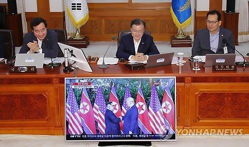 南韓總統文在寅與總理一起觀看川金會的現場直播畫面。（Twitter）