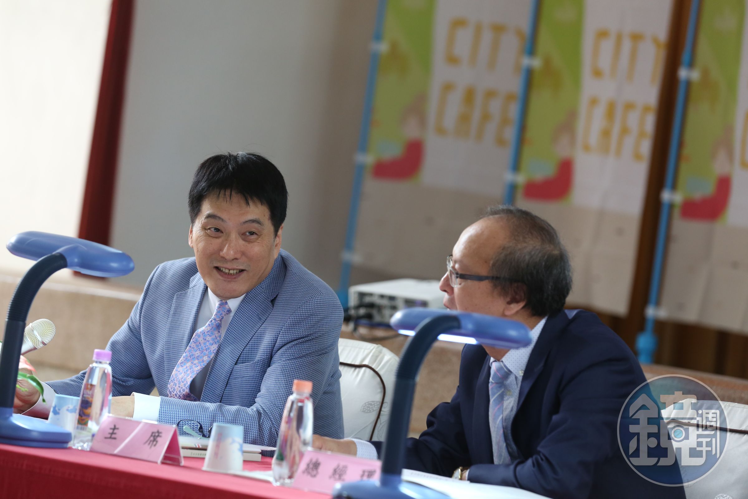 統一超今天上午在台南召開股東會，由董事長羅智先（左）主持。