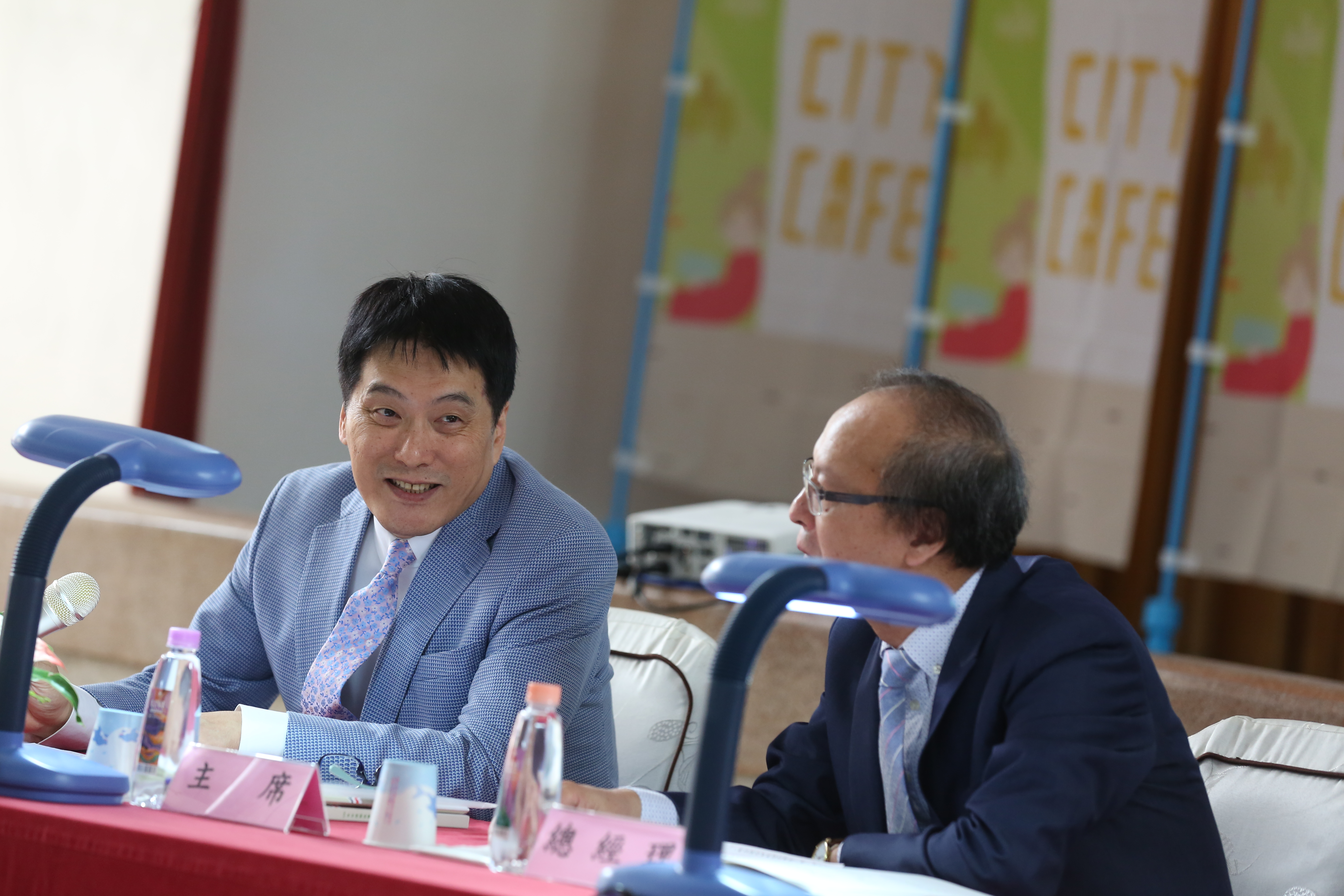 統一超今天上午在台南召開股東會，由董事長羅智先（左）主持。