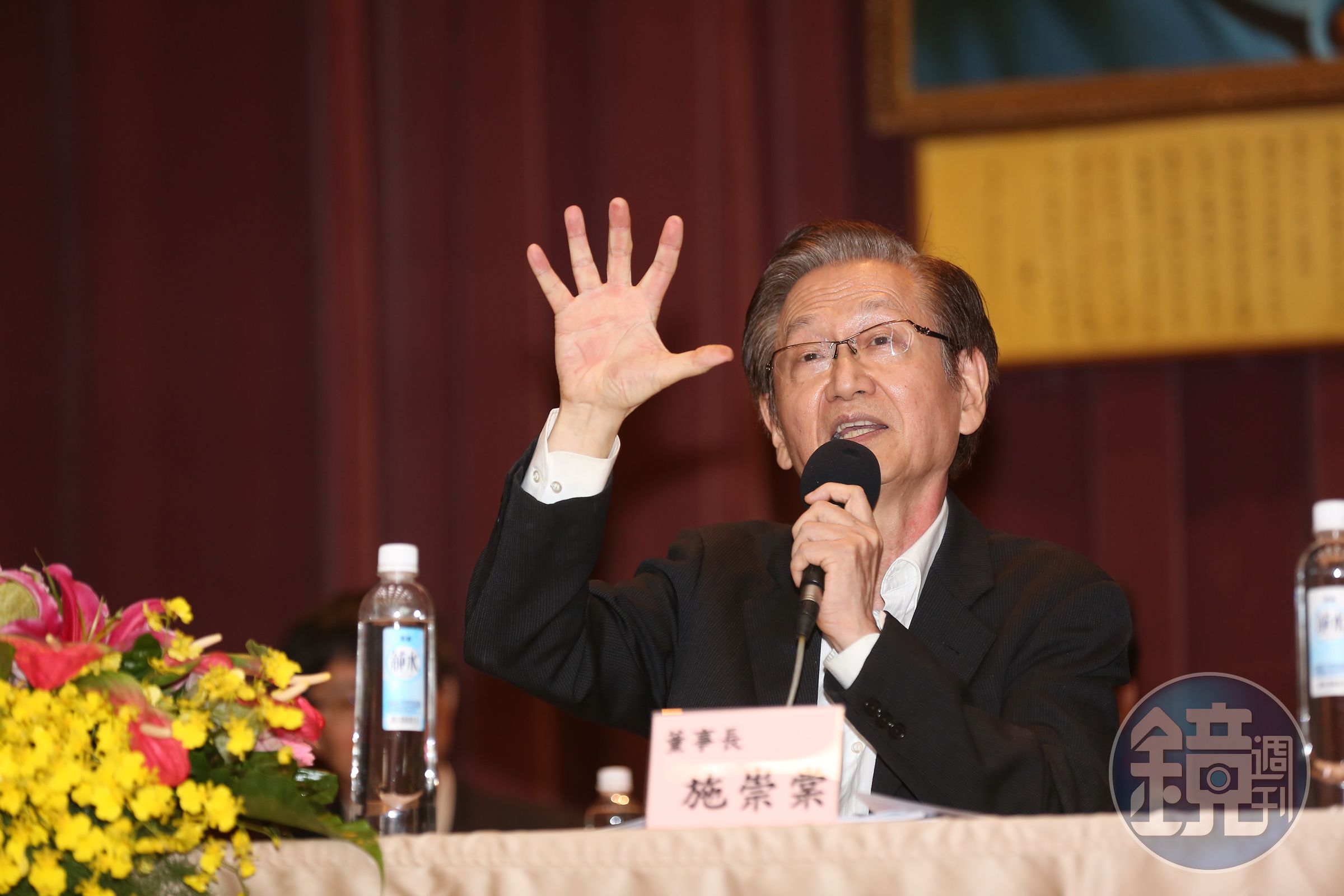 董事長施崇棠耐心回答小股東的提問。
