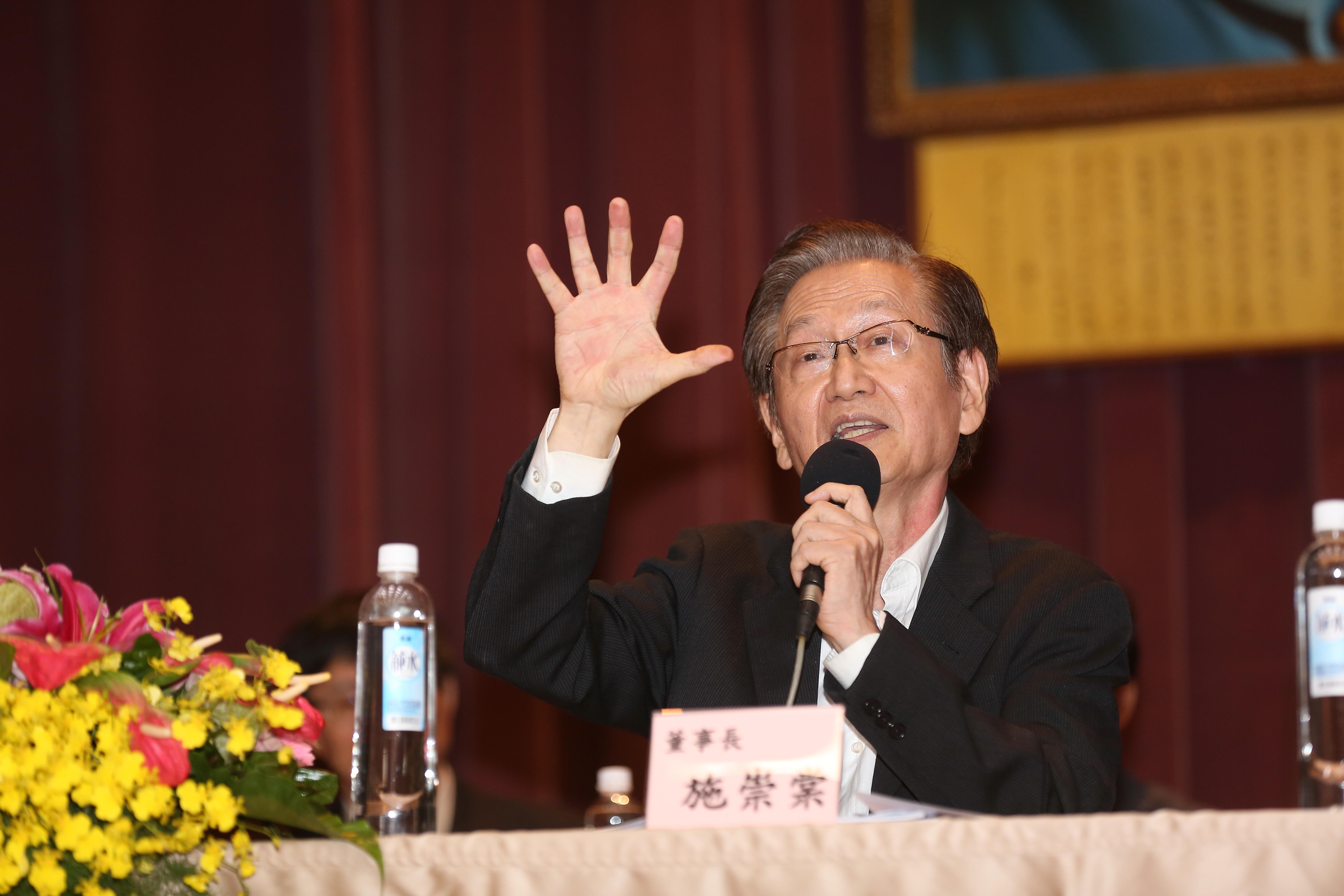 董事長施崇棠耐心回答小股東的提問。