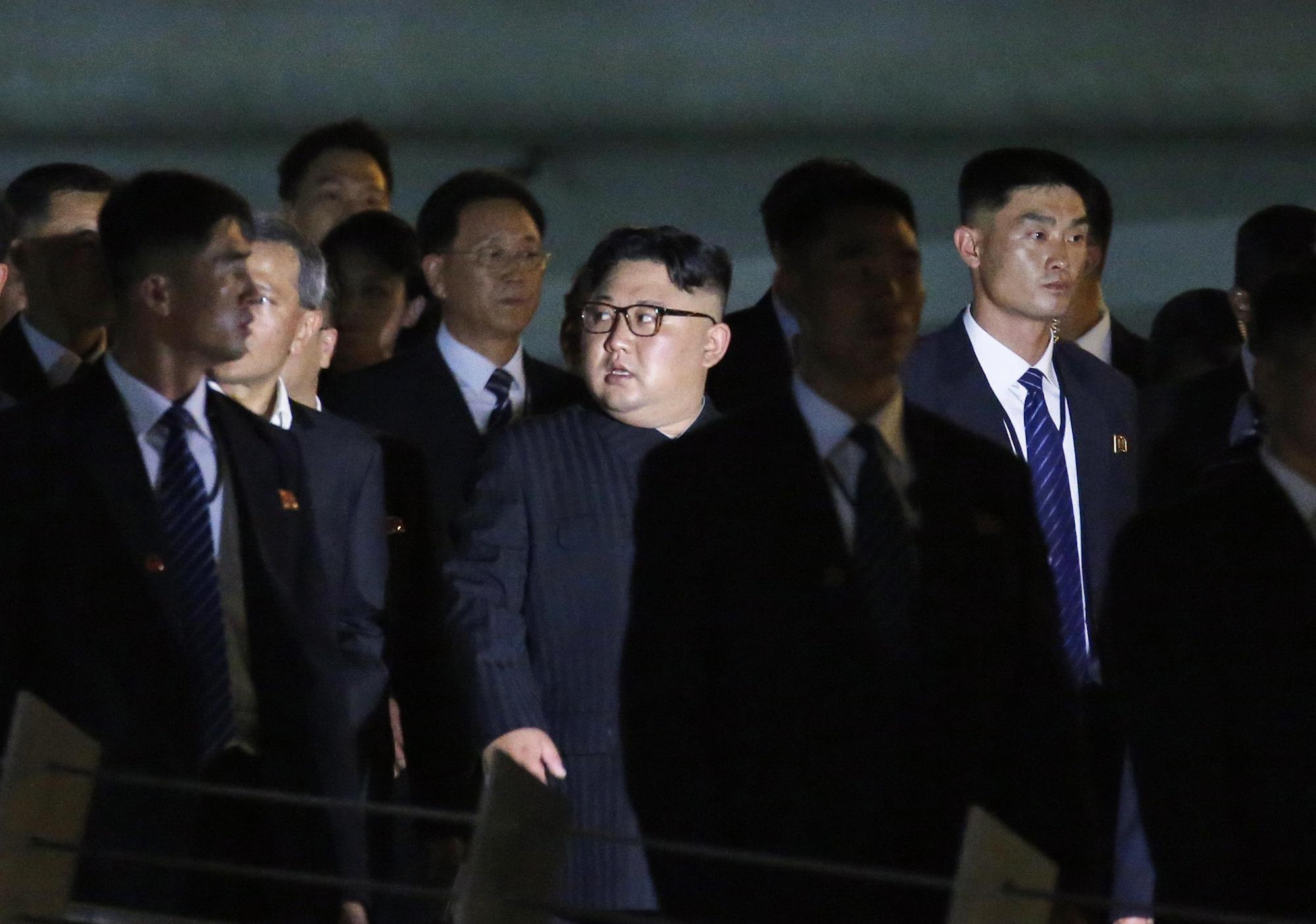 北韓領導人金正恩11日在新加坡外長維文等人的陪同下,夜遊濱海灣金沙酒店等地。(東方IC)