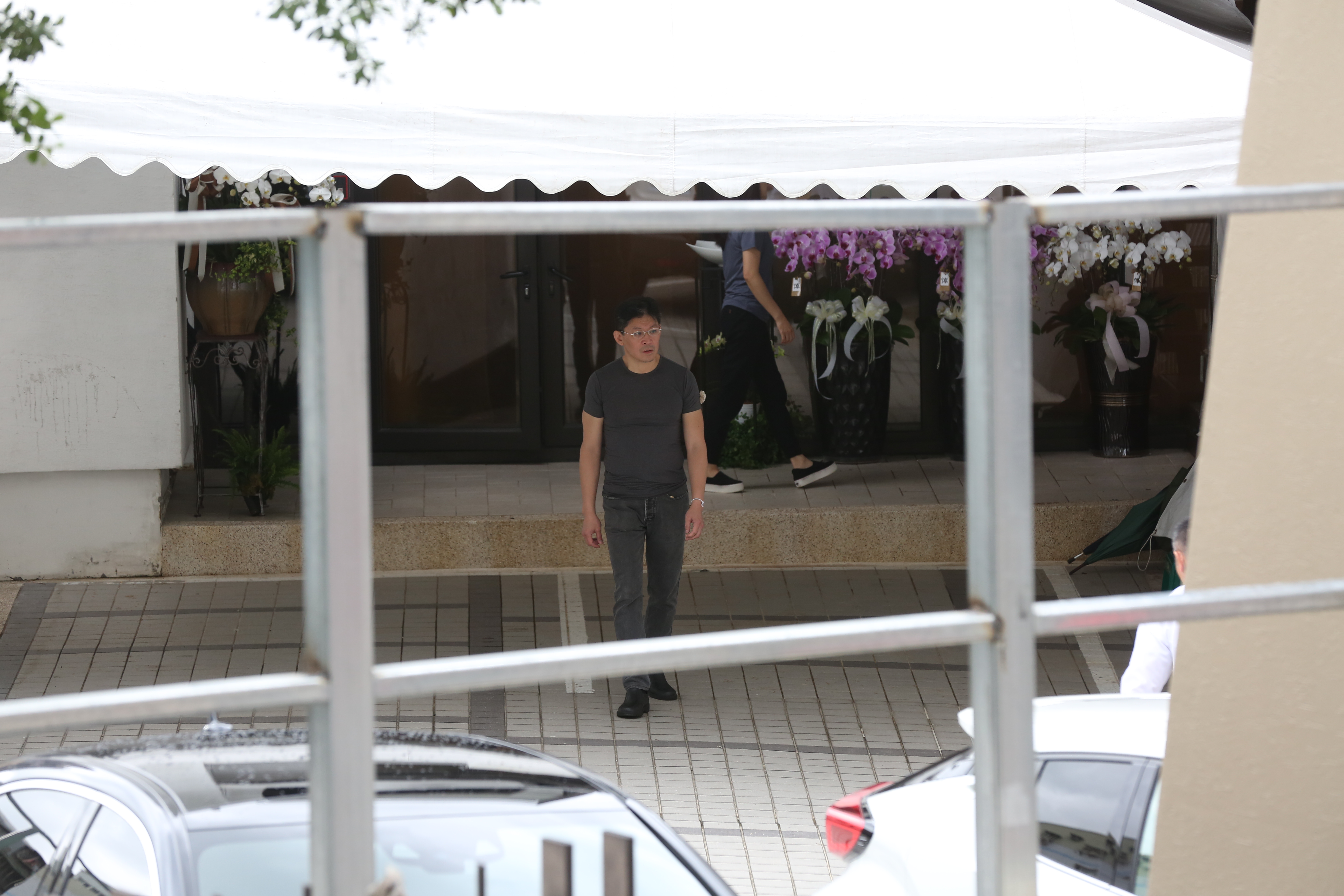 林堉璘欽點的接班人、三子林鴻南在現場忙進門出，表情哀戚。