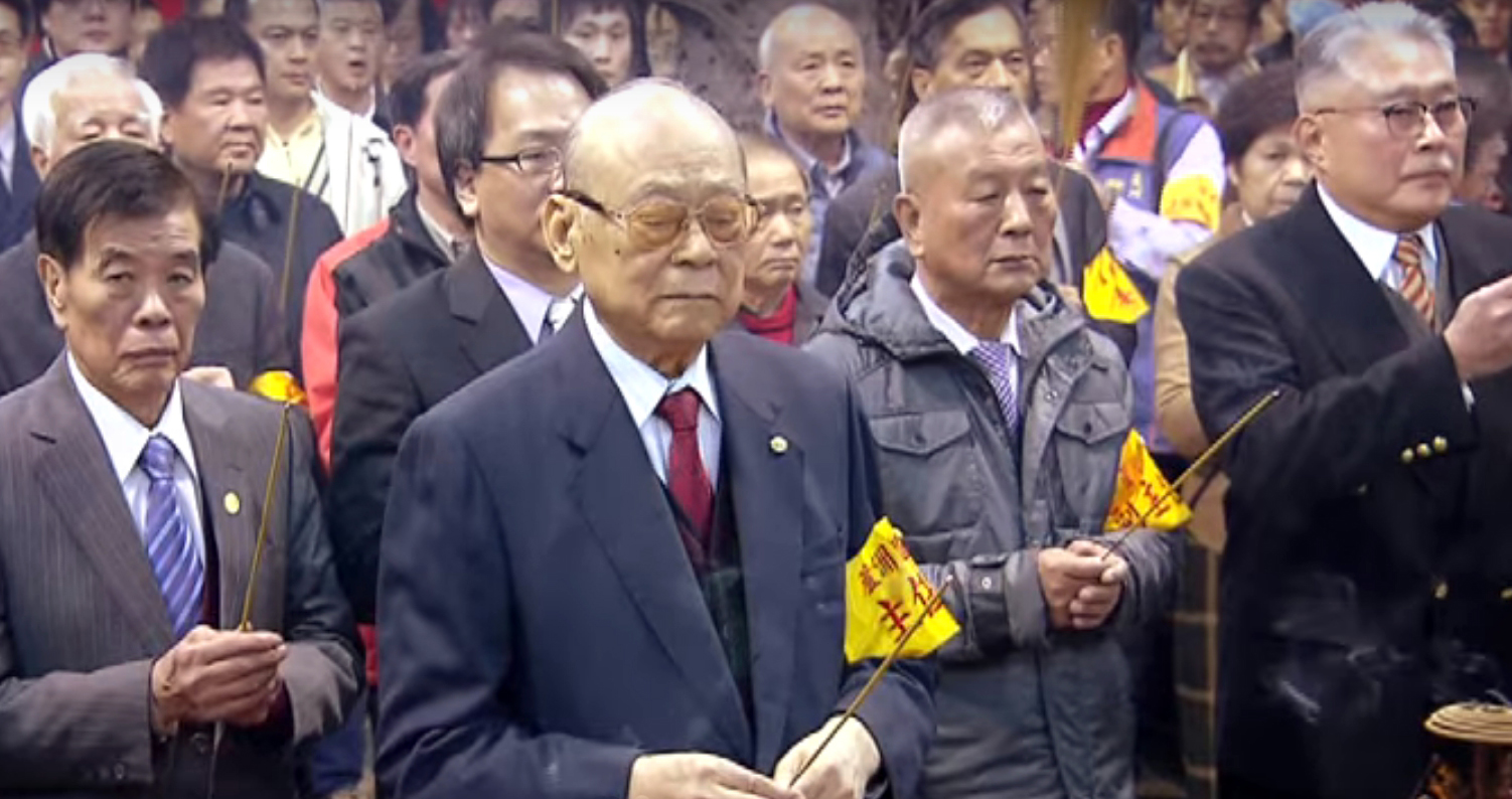 林堉璘（前排1）虔誠信奉蘆洲湧蓮寺， 前年是他最後一次公開在湧蓮寺抽國運籤。（翻攝東森電視）