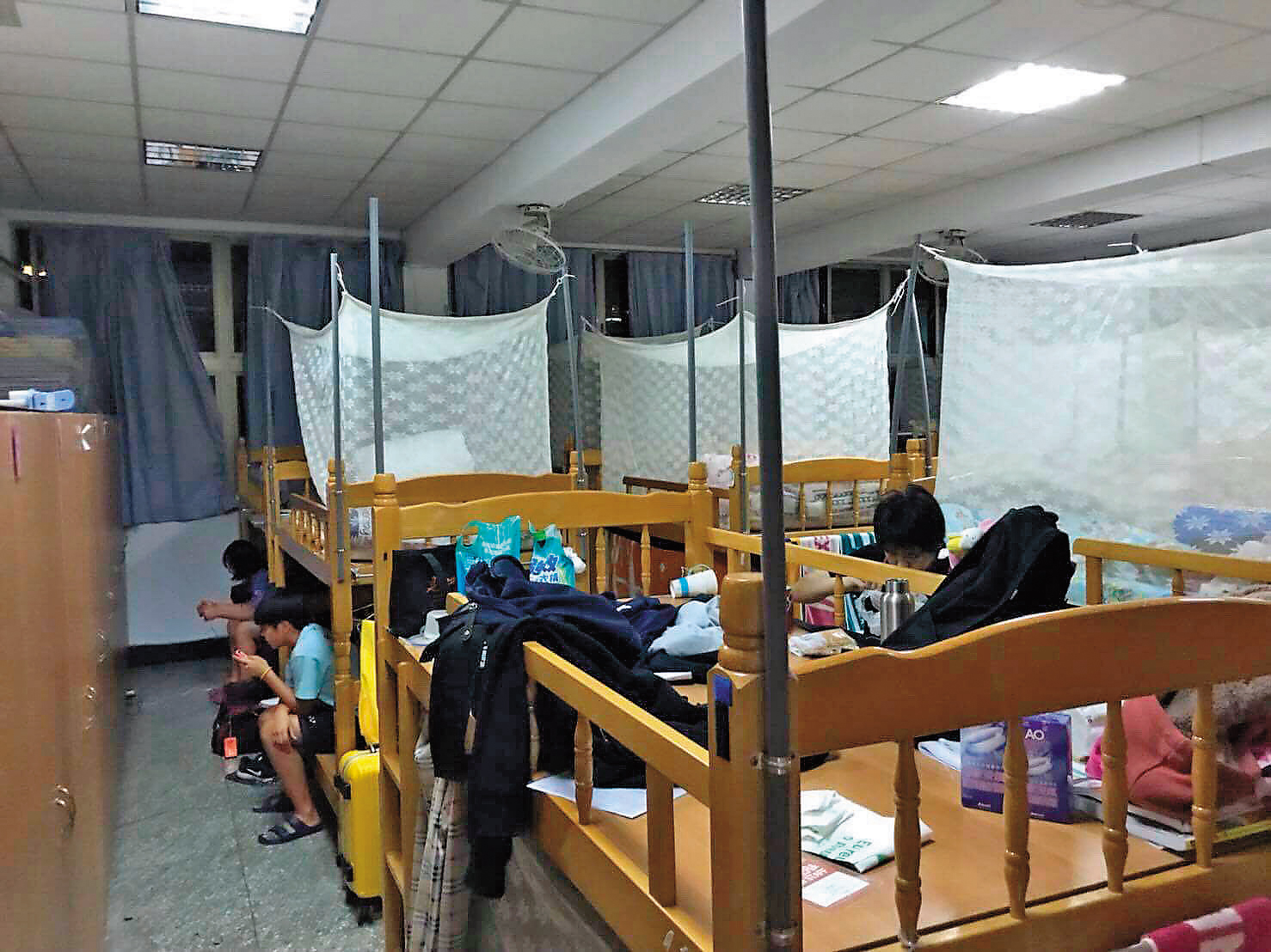大同羽球隊學生住的簡陋「宿舍」是由休息室改造，每月繳的1千元宿舍費卻從未上繳學校。（陳孋輝提供）