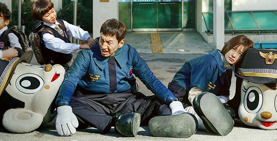 李光洙（左）、鄭有美主演的《LIVE：轄區現場》，大結局在韓國創下相當於有線電視率近30%的超高收視率。（Netflix提供）